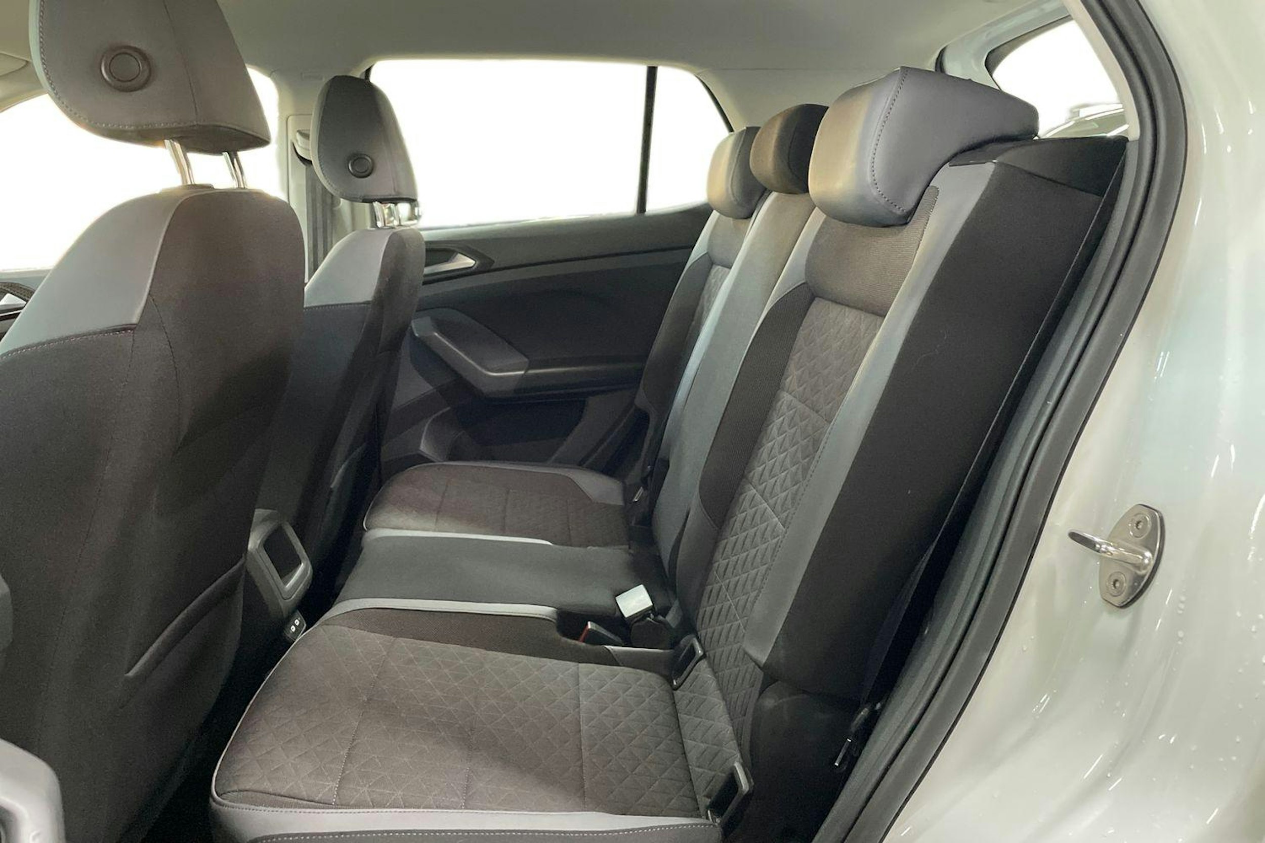 Valkoinen Volkswagen T-Cross 2021 kuva 10.
