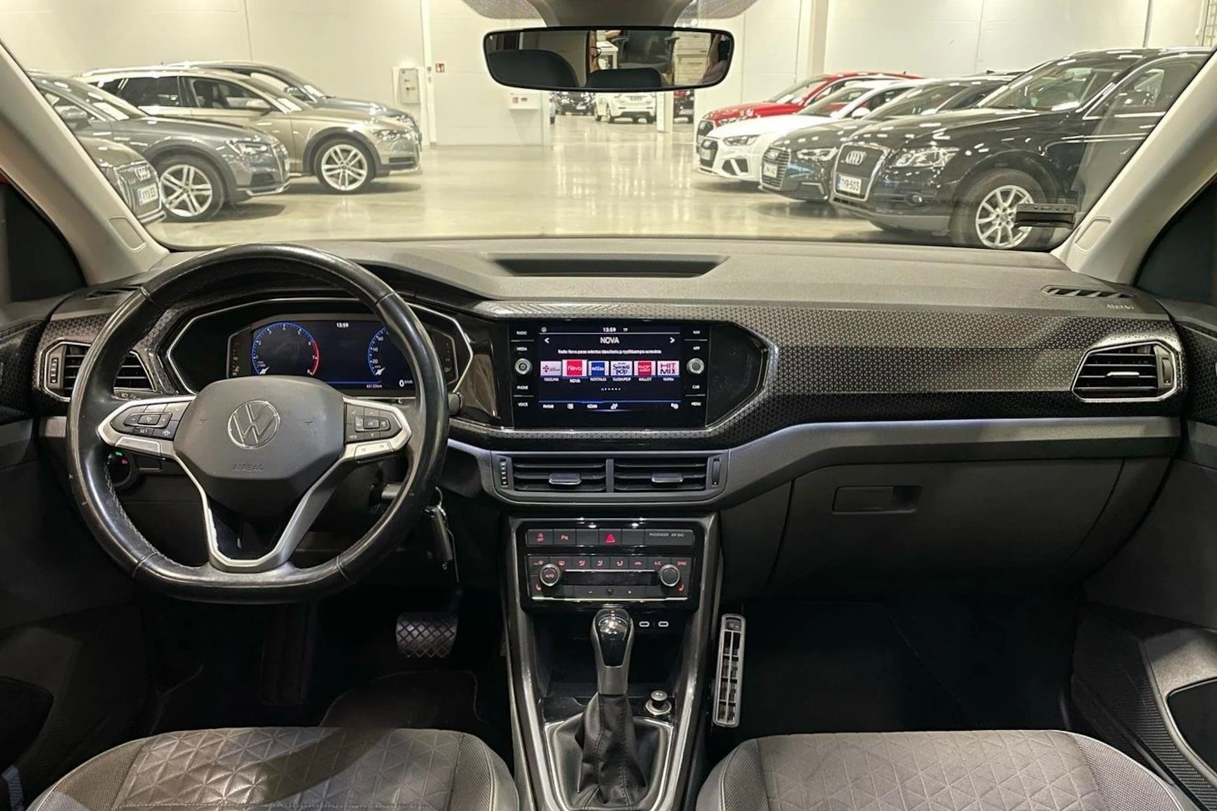 oranssi Volkswagen T-Cross 2021 kuva 11.