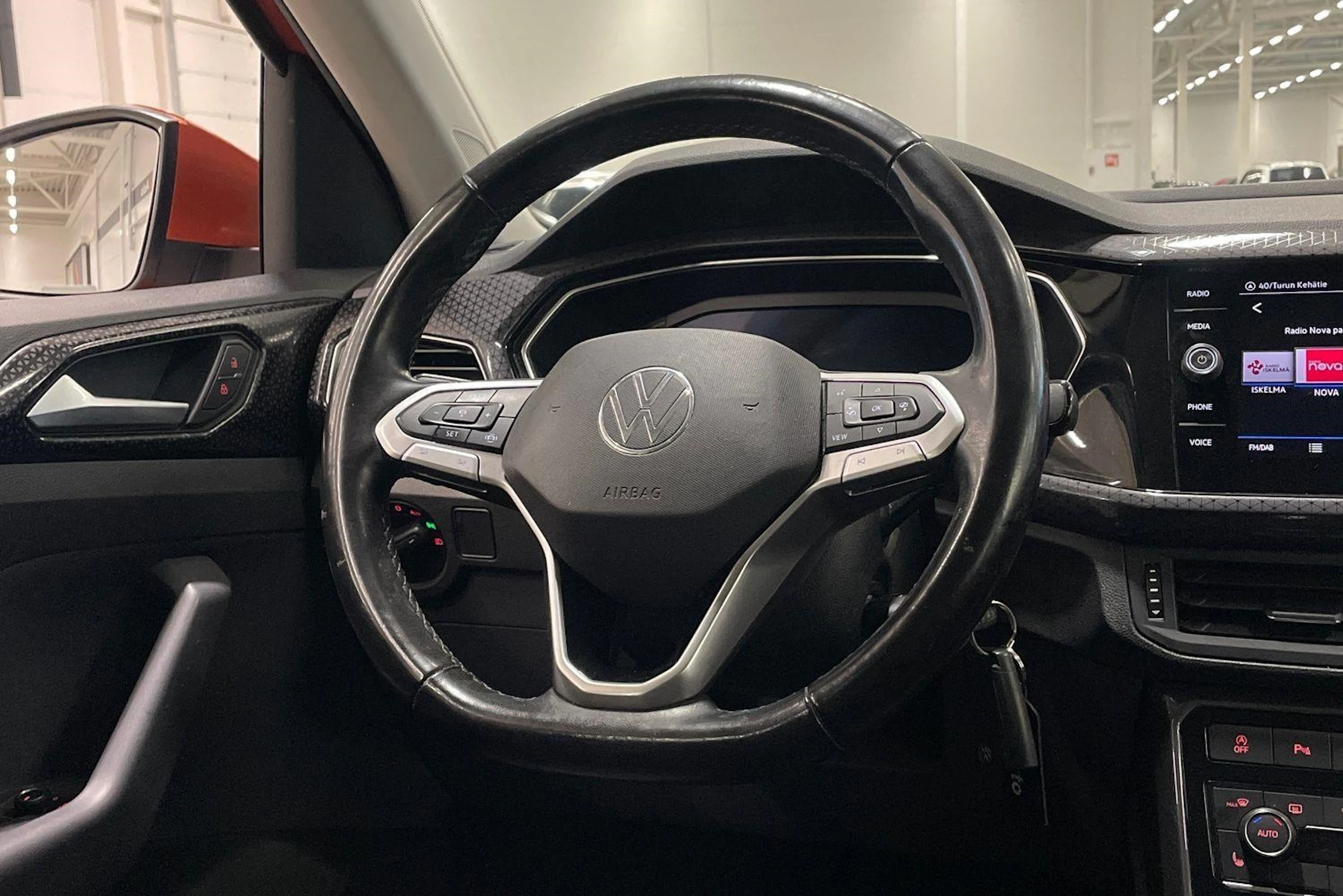 oranssi Volkswagen T-Cross 2021 kuva 12.