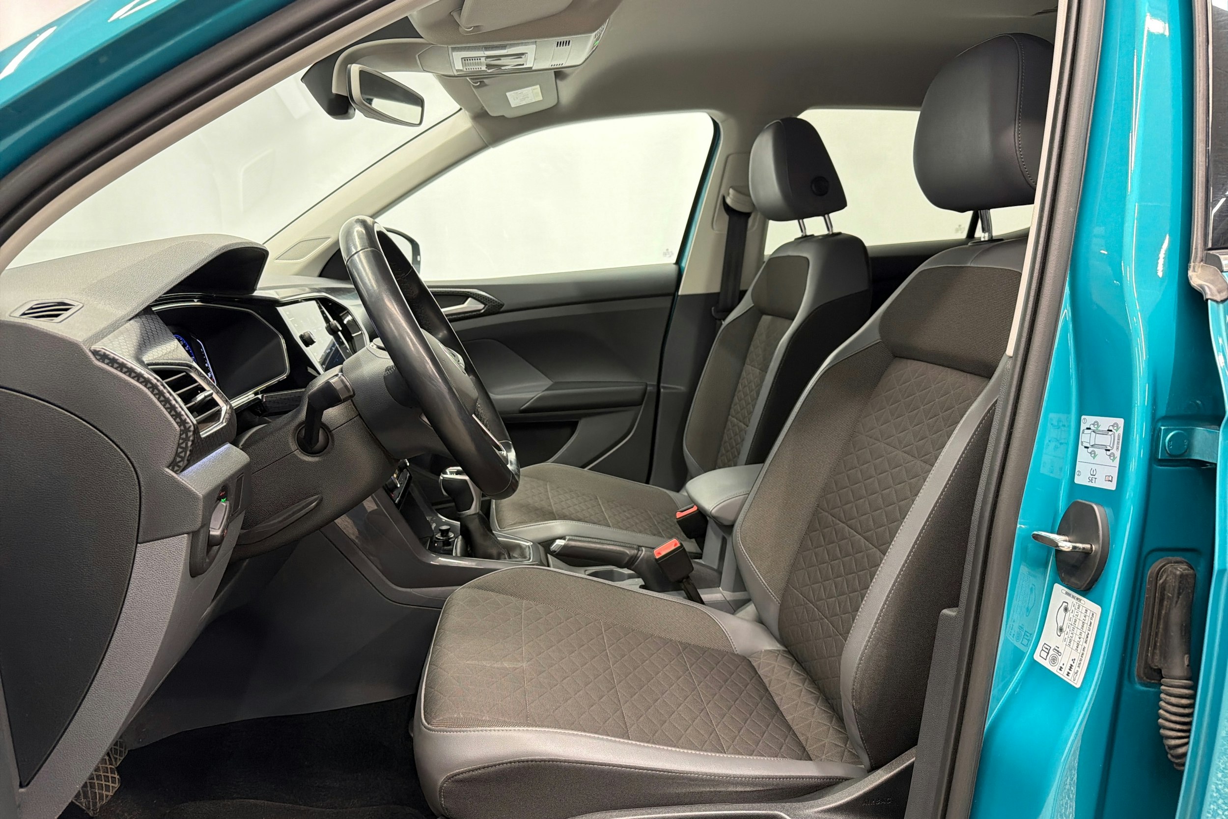 sininen Volkswagen T-Cross 2021 kuva 16.