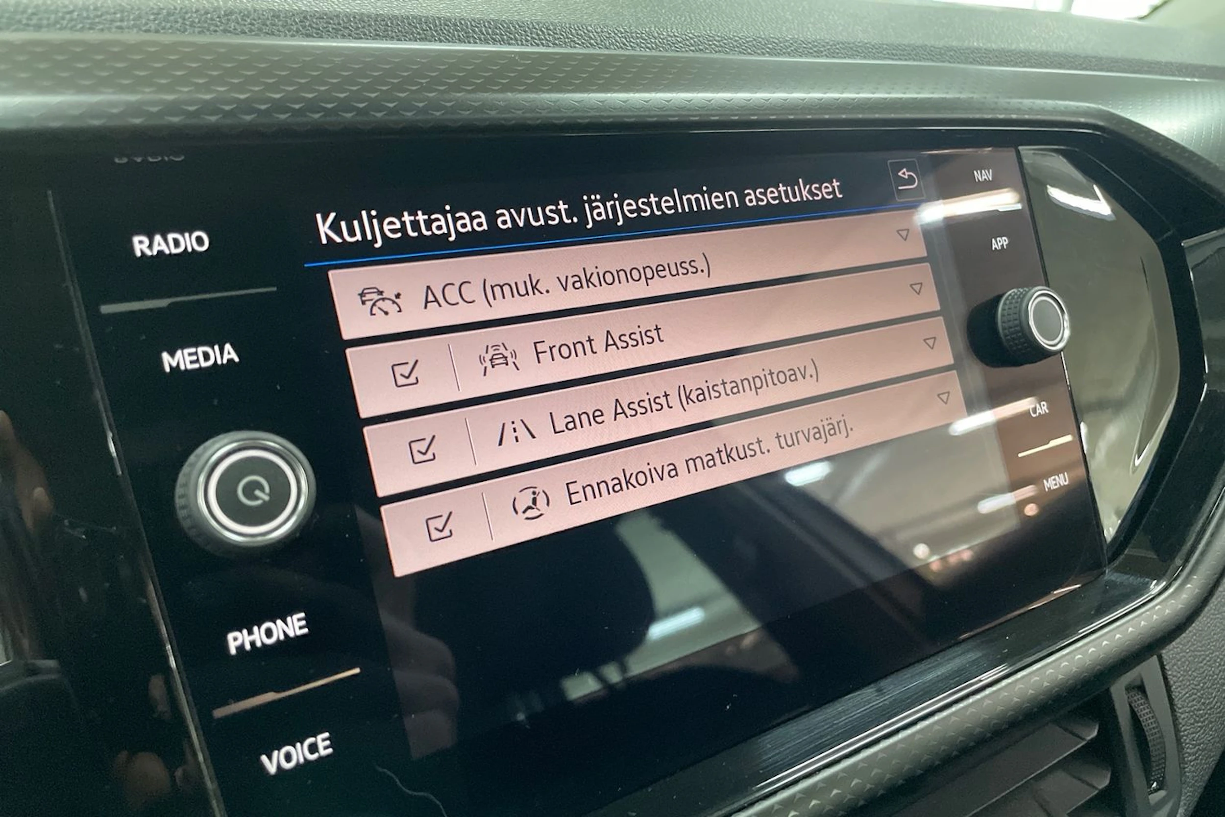 Valkoinen Volkswagen T-Cross 2021 kuva 19.