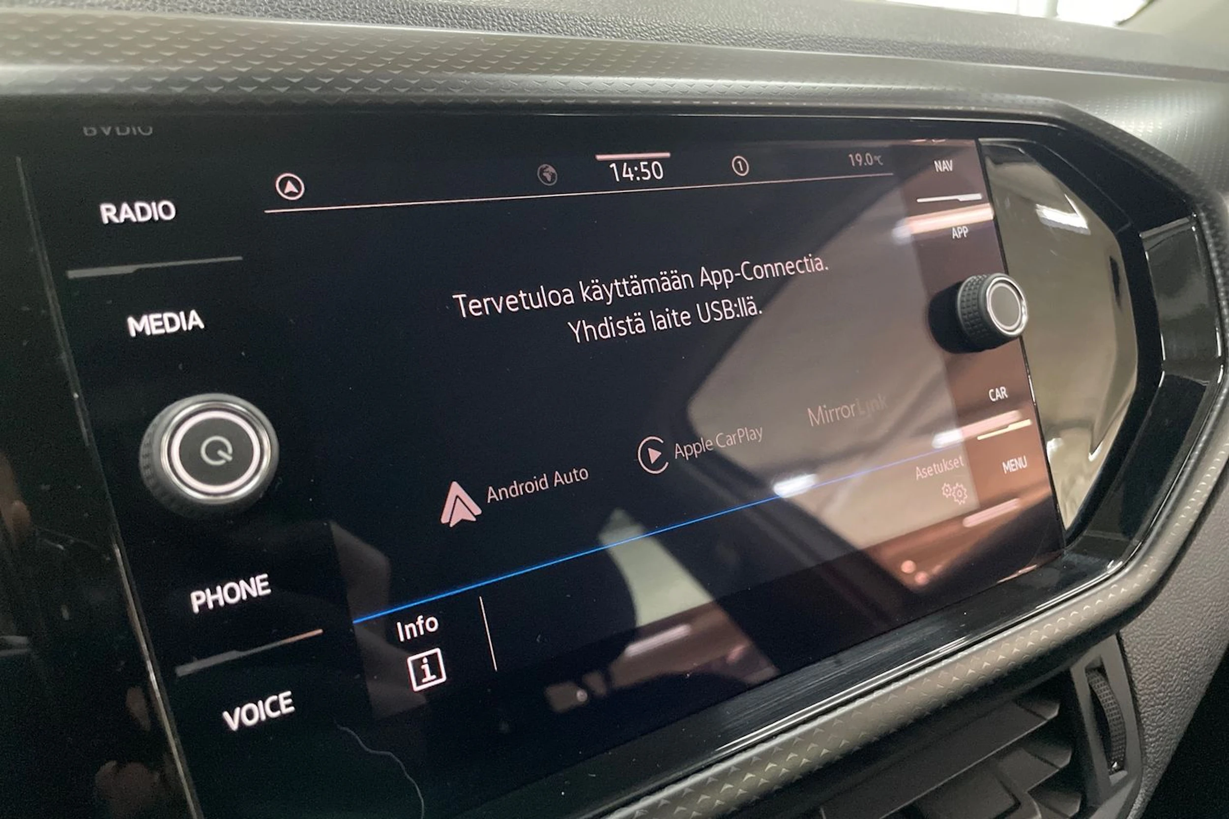 Valkoinen Volkswagen T-Cross 2021 kuva 20.