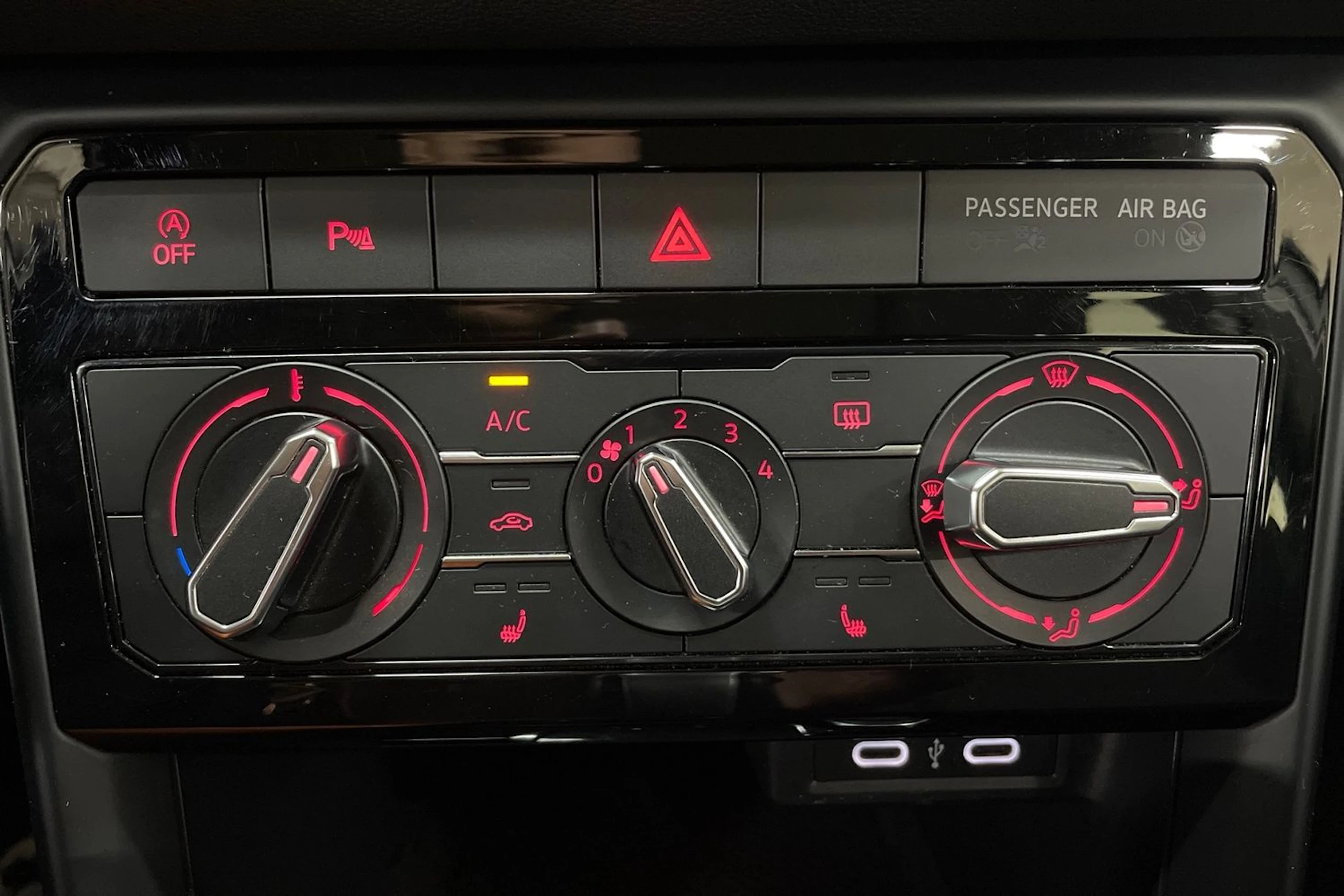 Valkoinen Volkswagen T-Cross 2021 kuva 21.