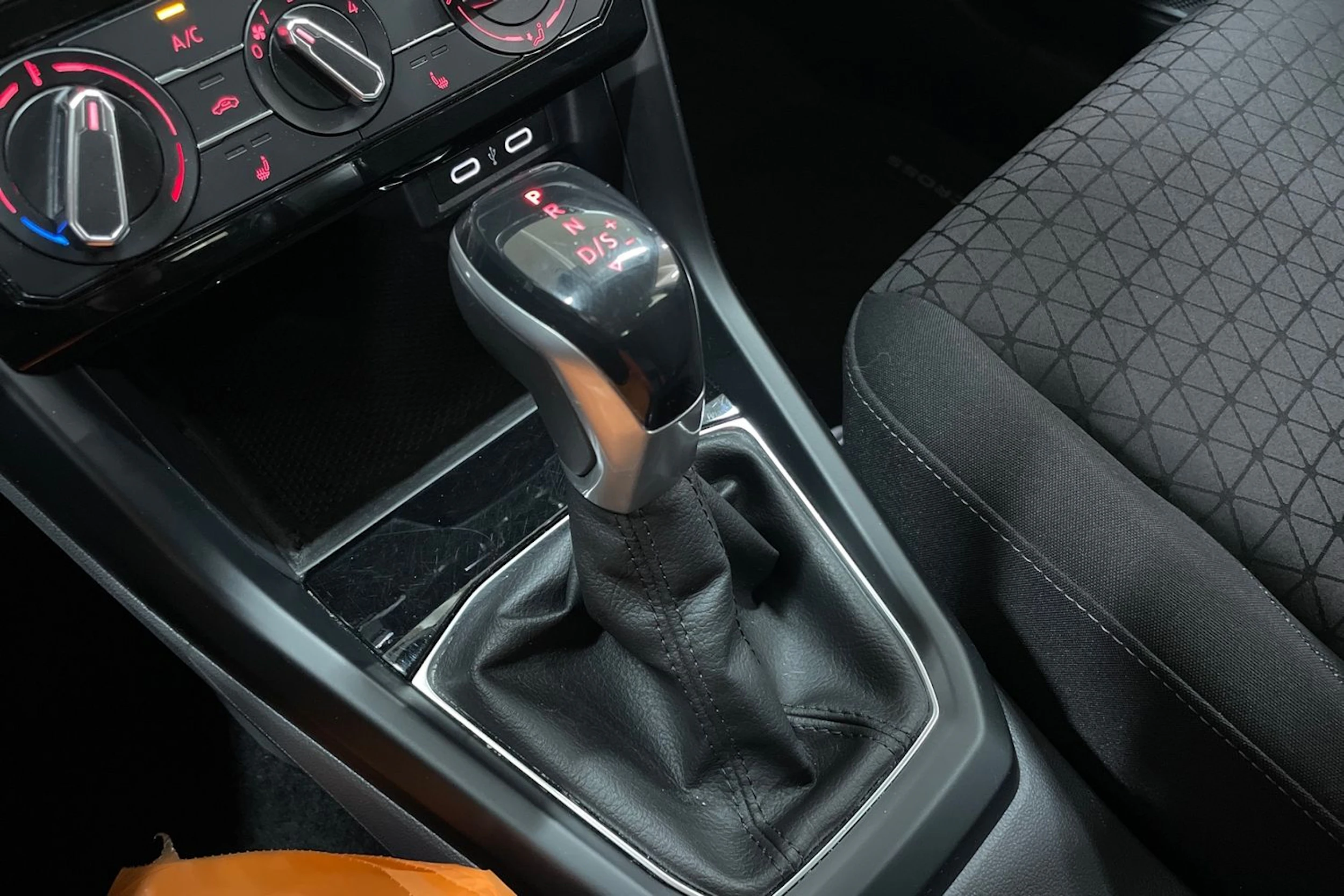 Valkoinen Volkswagen T-Cross 2021 kuva 22.