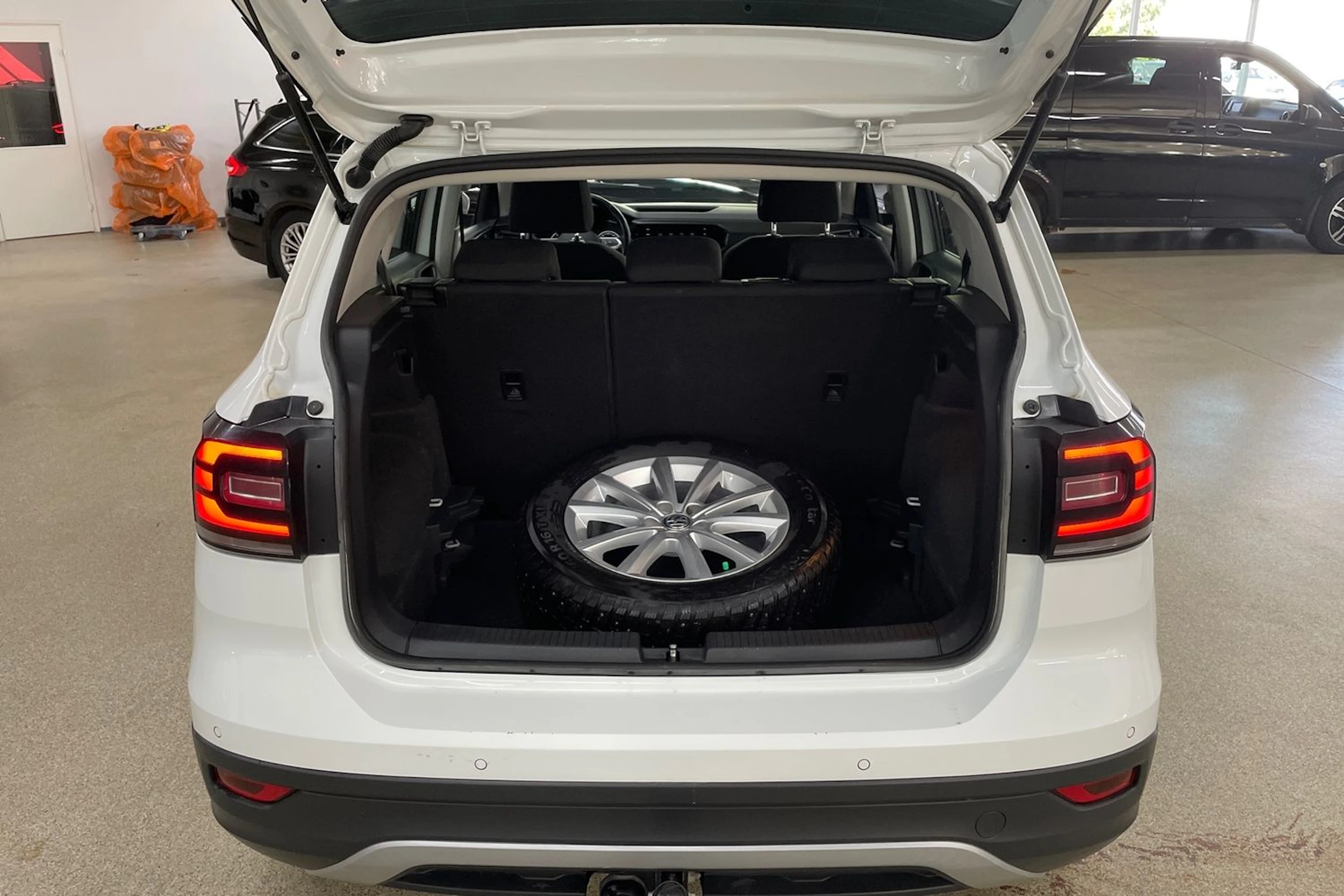 Valkoinen Volkswagen T-Cross 2021 kuva 27.