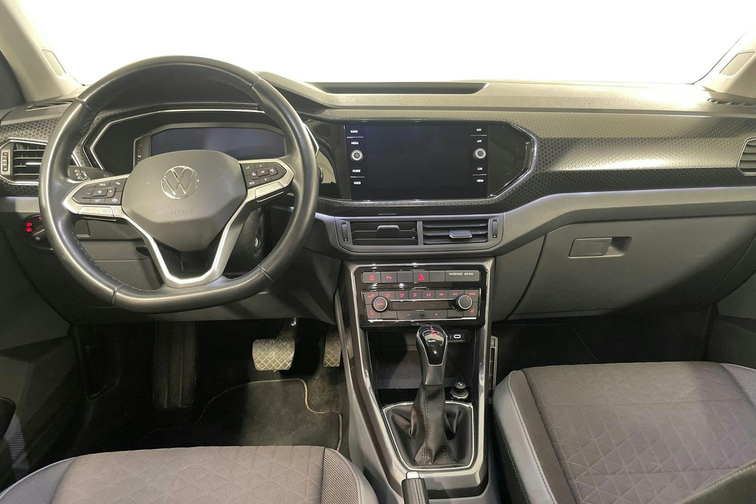 valkoinen Volkswagen T-Cross 2021 kuva 9.