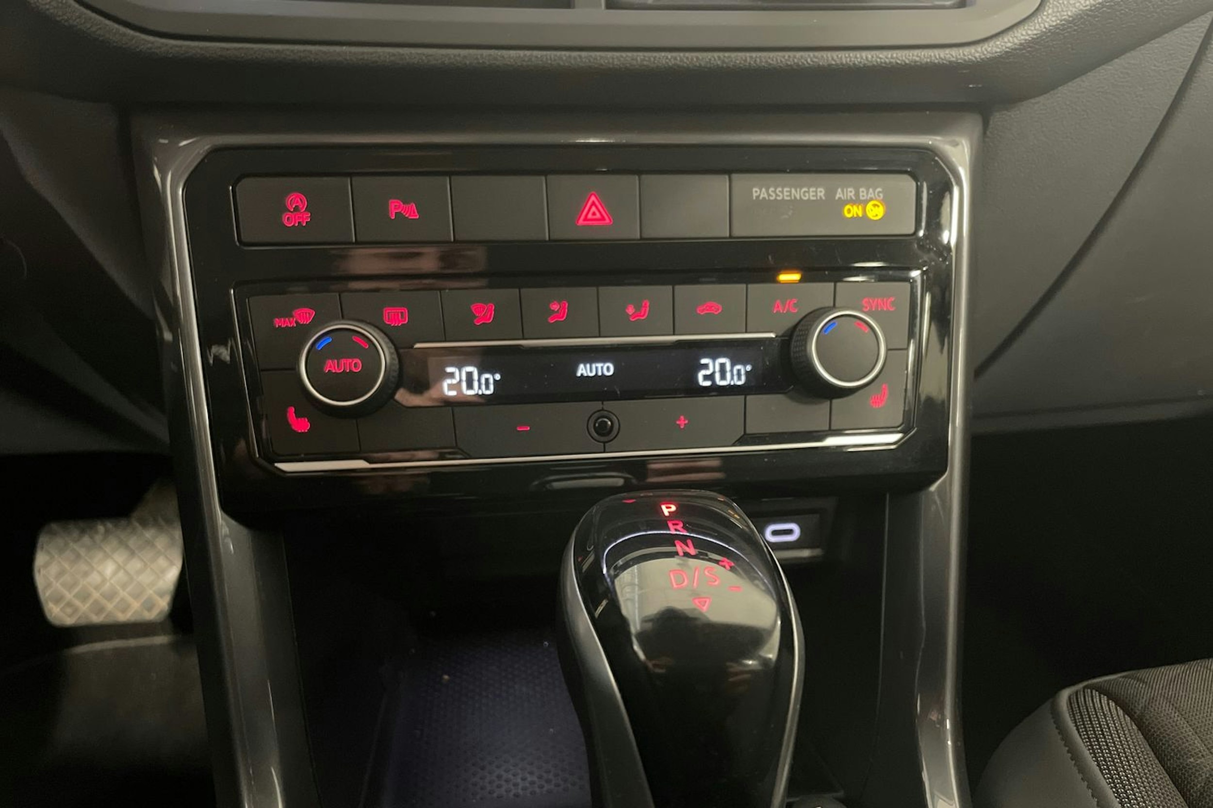 valkoinen Volkswagen T-Cross 2021 kuva 18.
