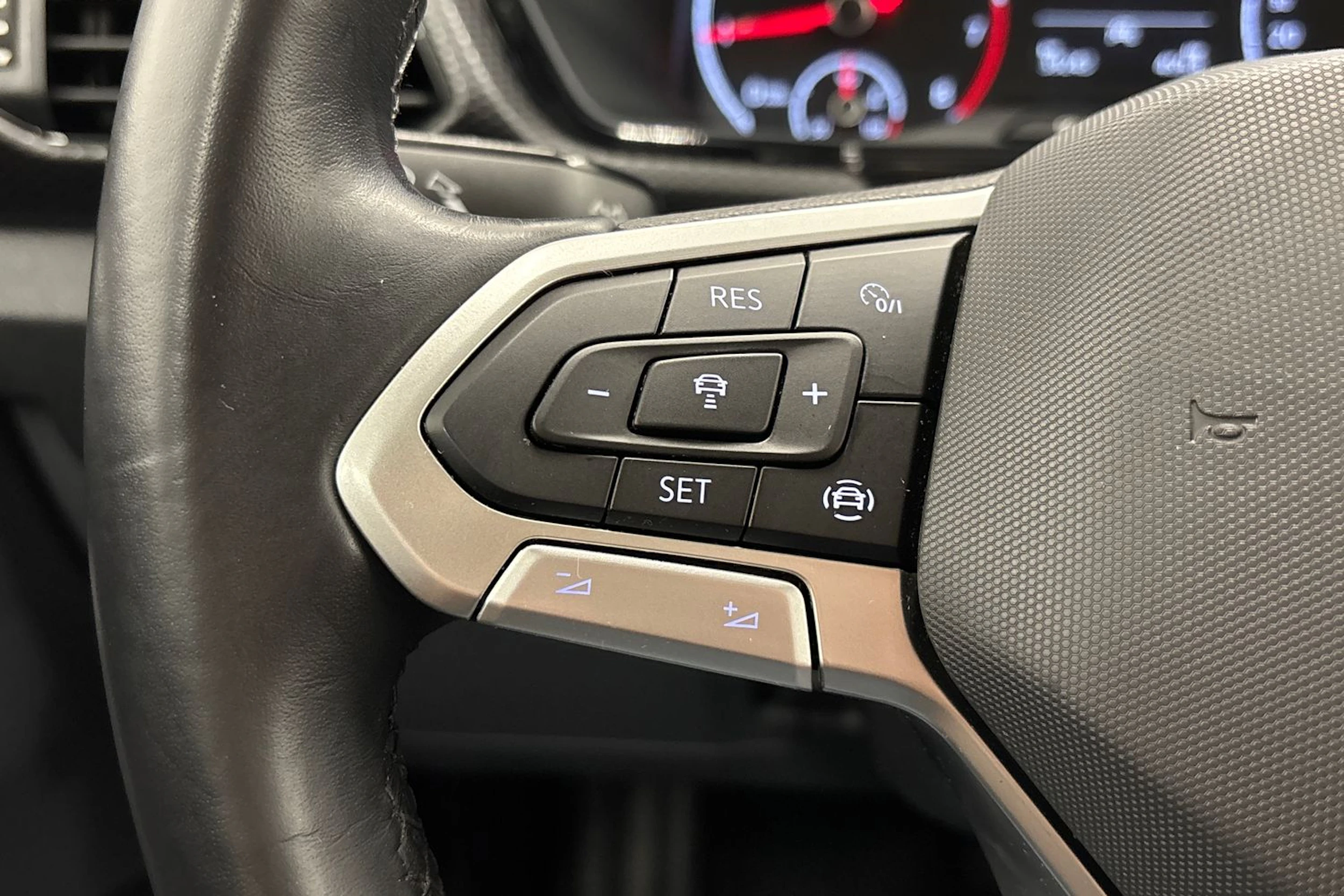 met. hopea Volkswagen T-Cross 2021 kuva 13.