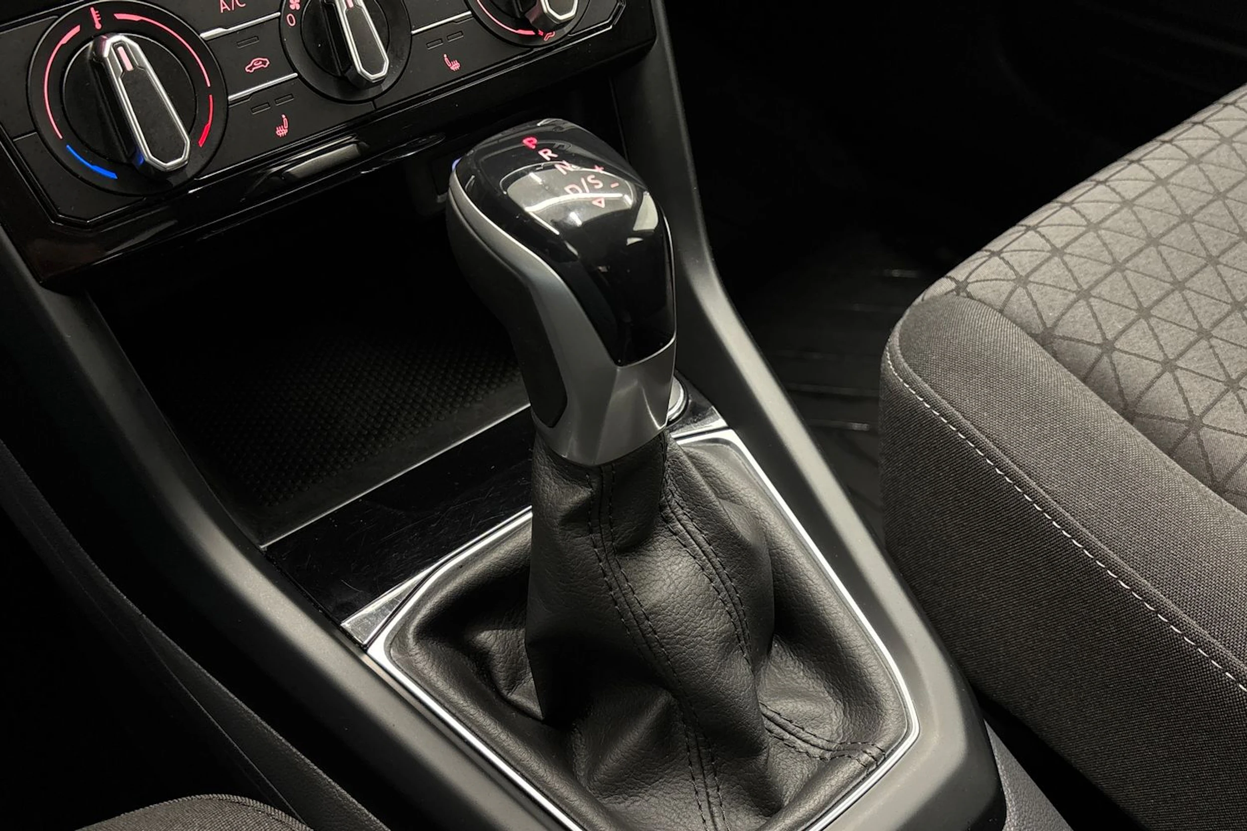 met. hopea Volkswagen T-Cross 2021 kuva 19.