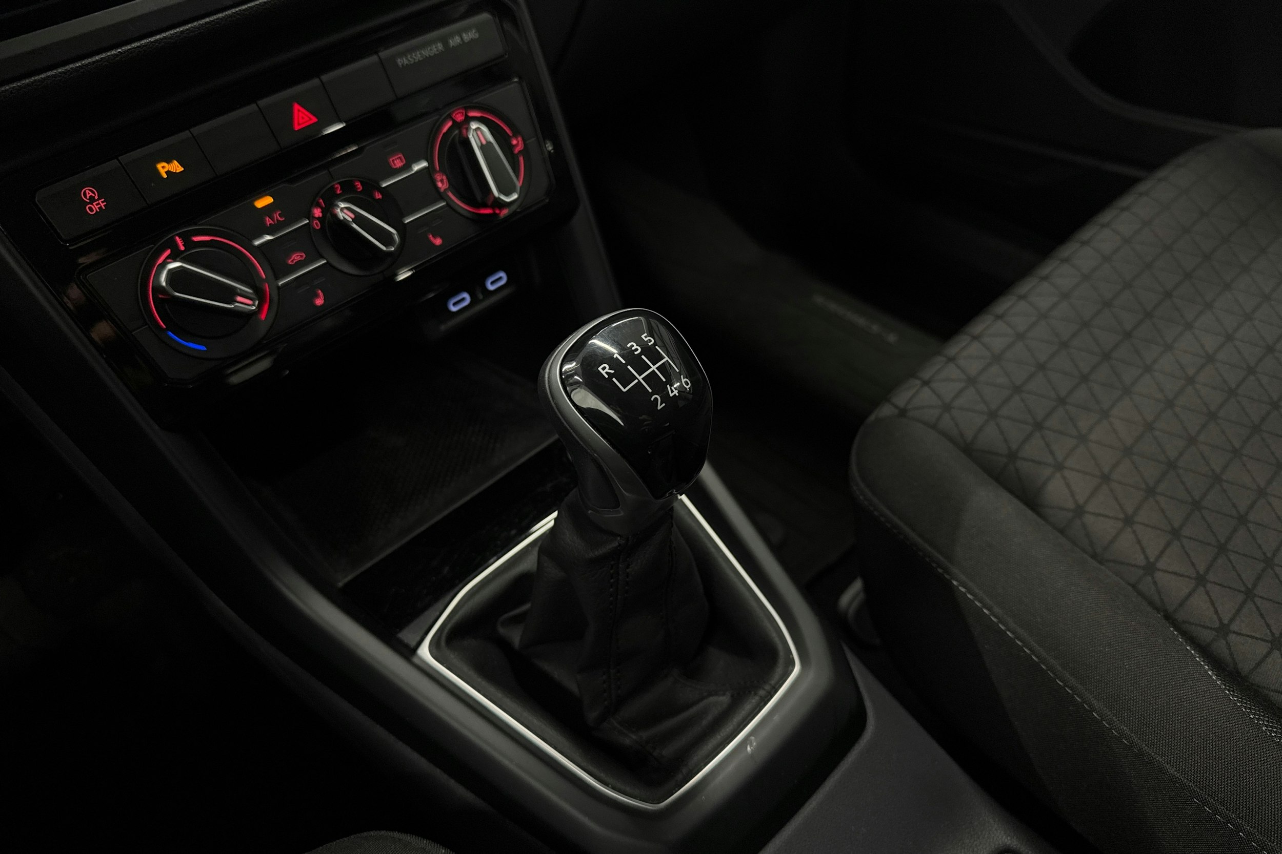 musta Volkswagen T-Cross 2021 kuva 19.