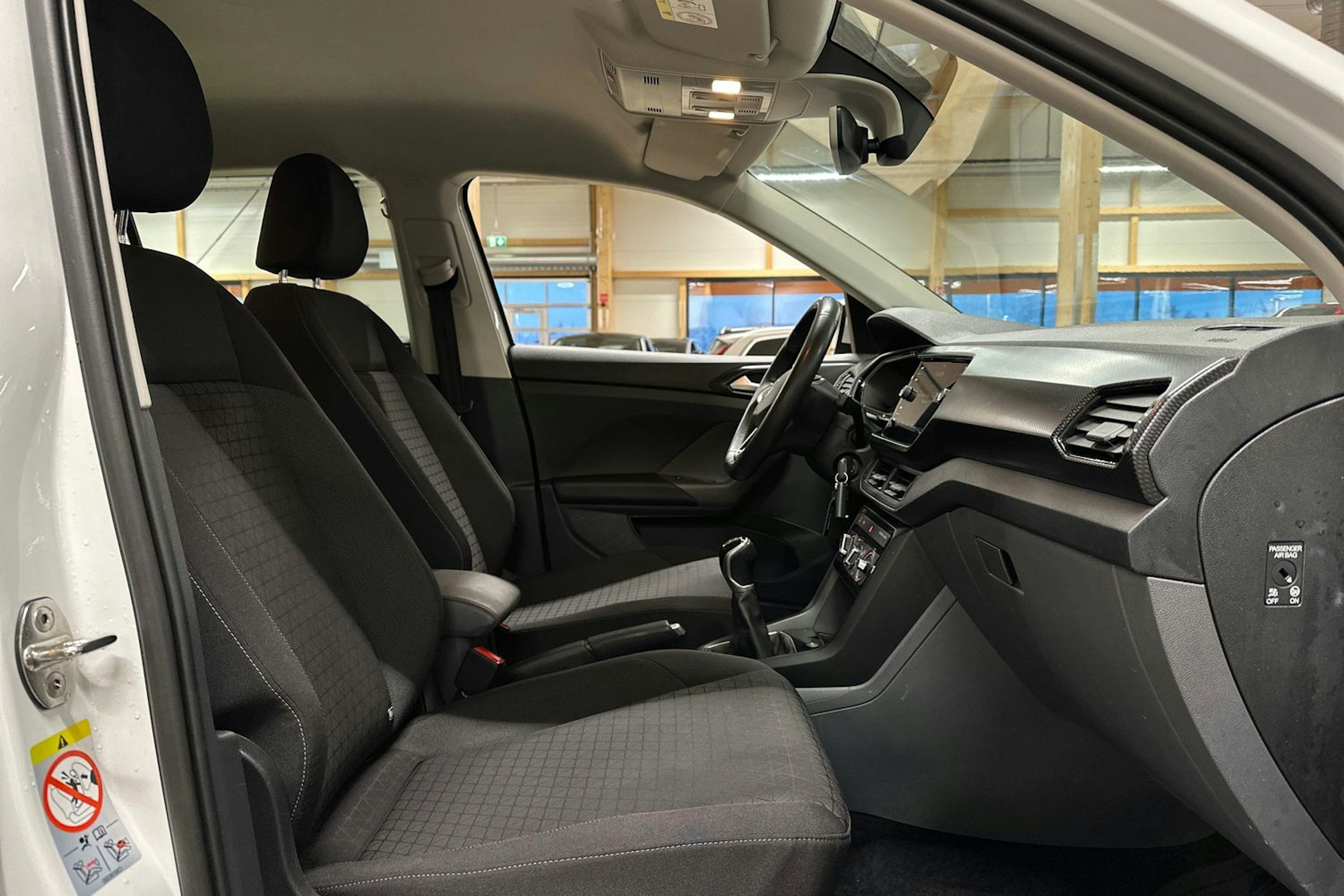 Valkoinen Volkswagen T-Cross 2021 kuva 11.