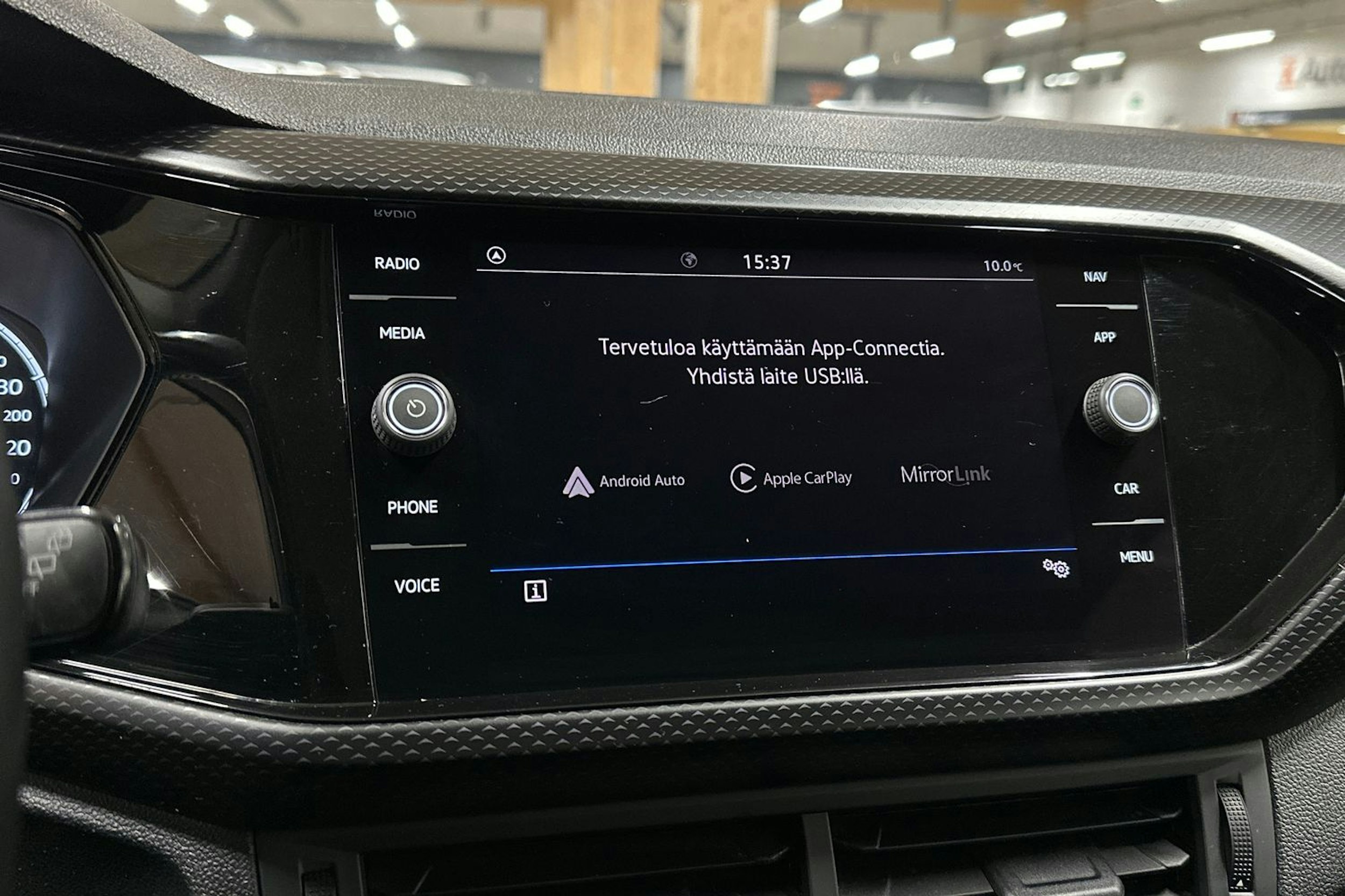 Valkoinen Volkswagen T-Cross 2021 kuva 13.