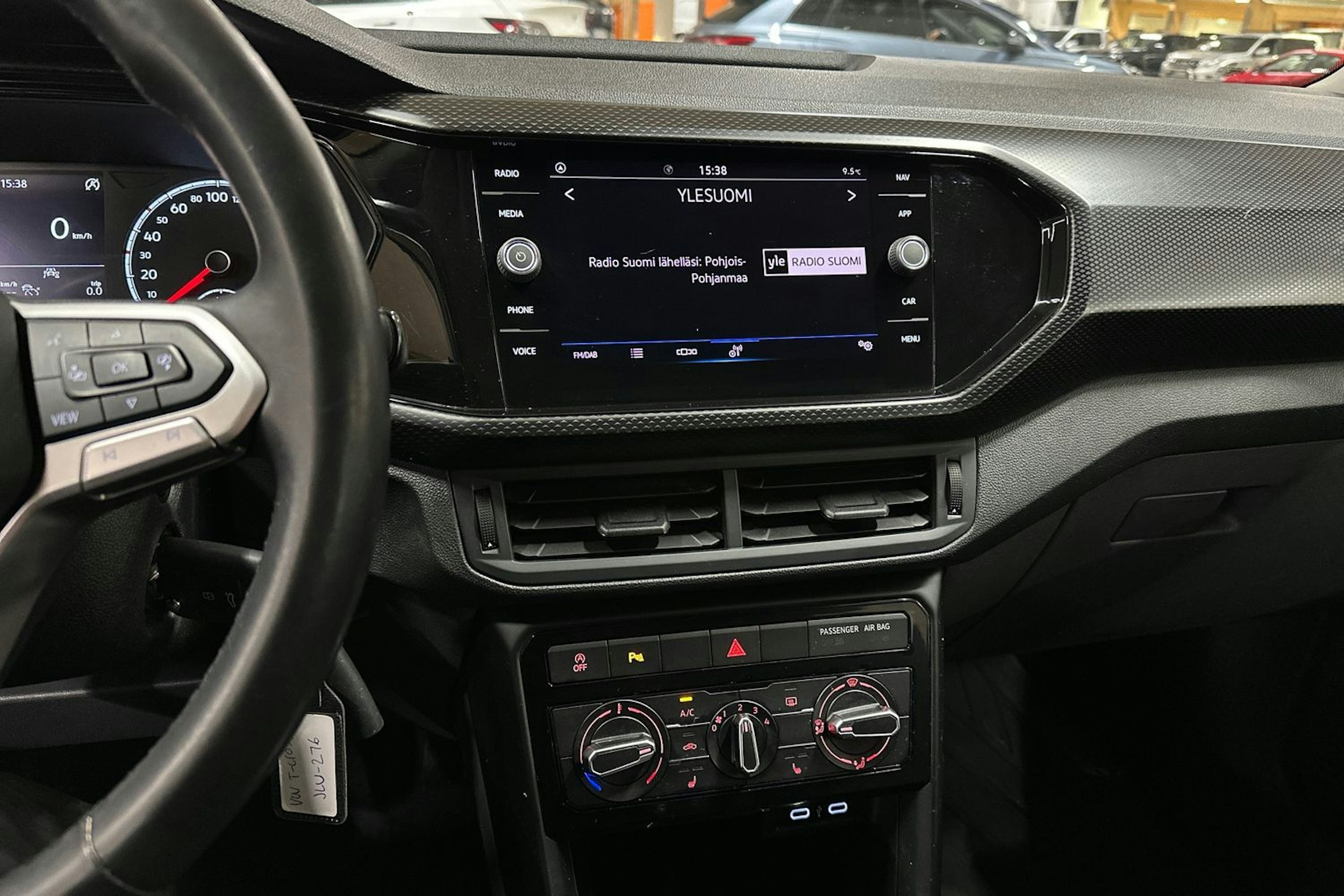 Valkoinen Volkswagen T-Cross 2021 kuva 16.