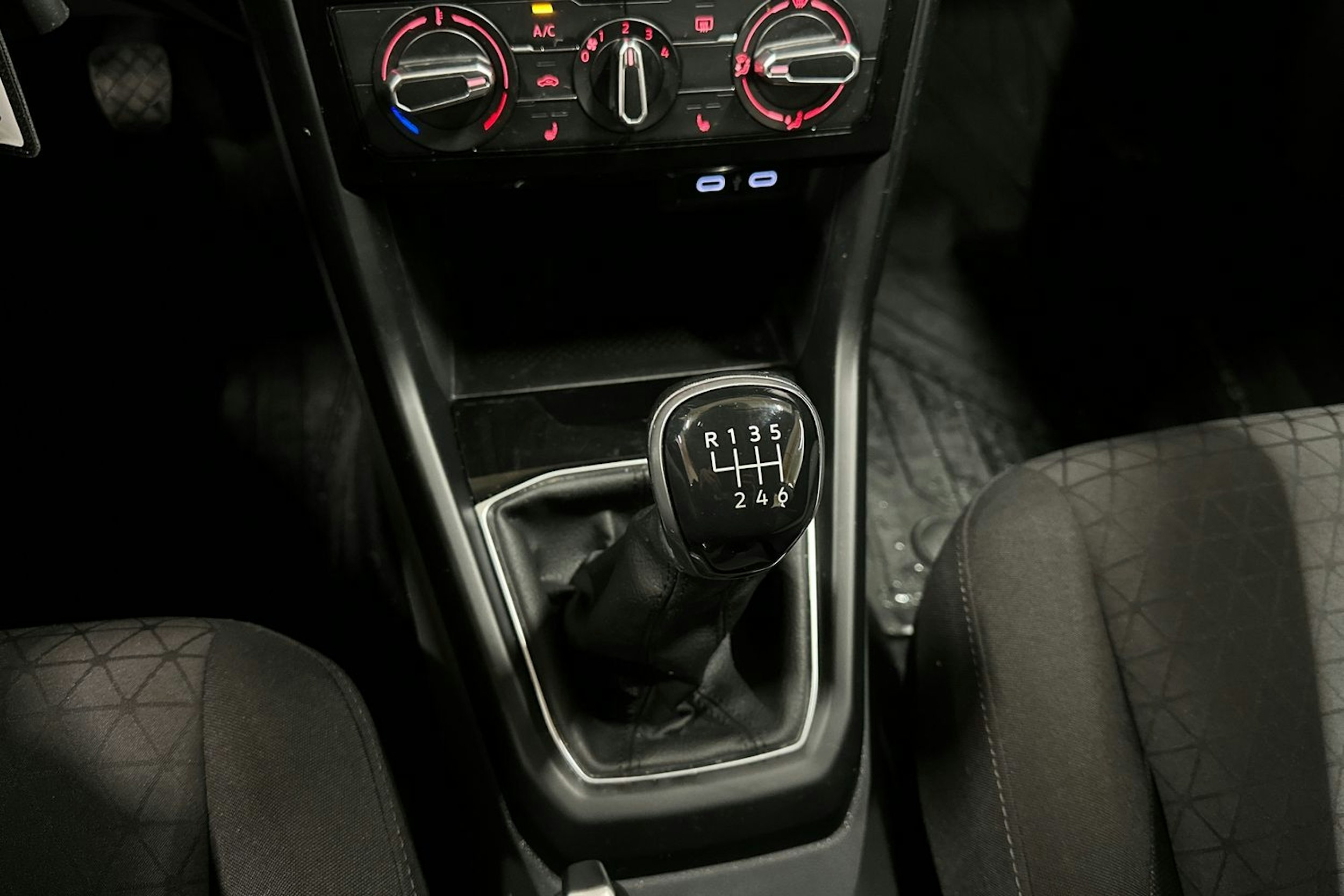 Valkoinen Volkswagen T-Cross 2021 kuva 17.