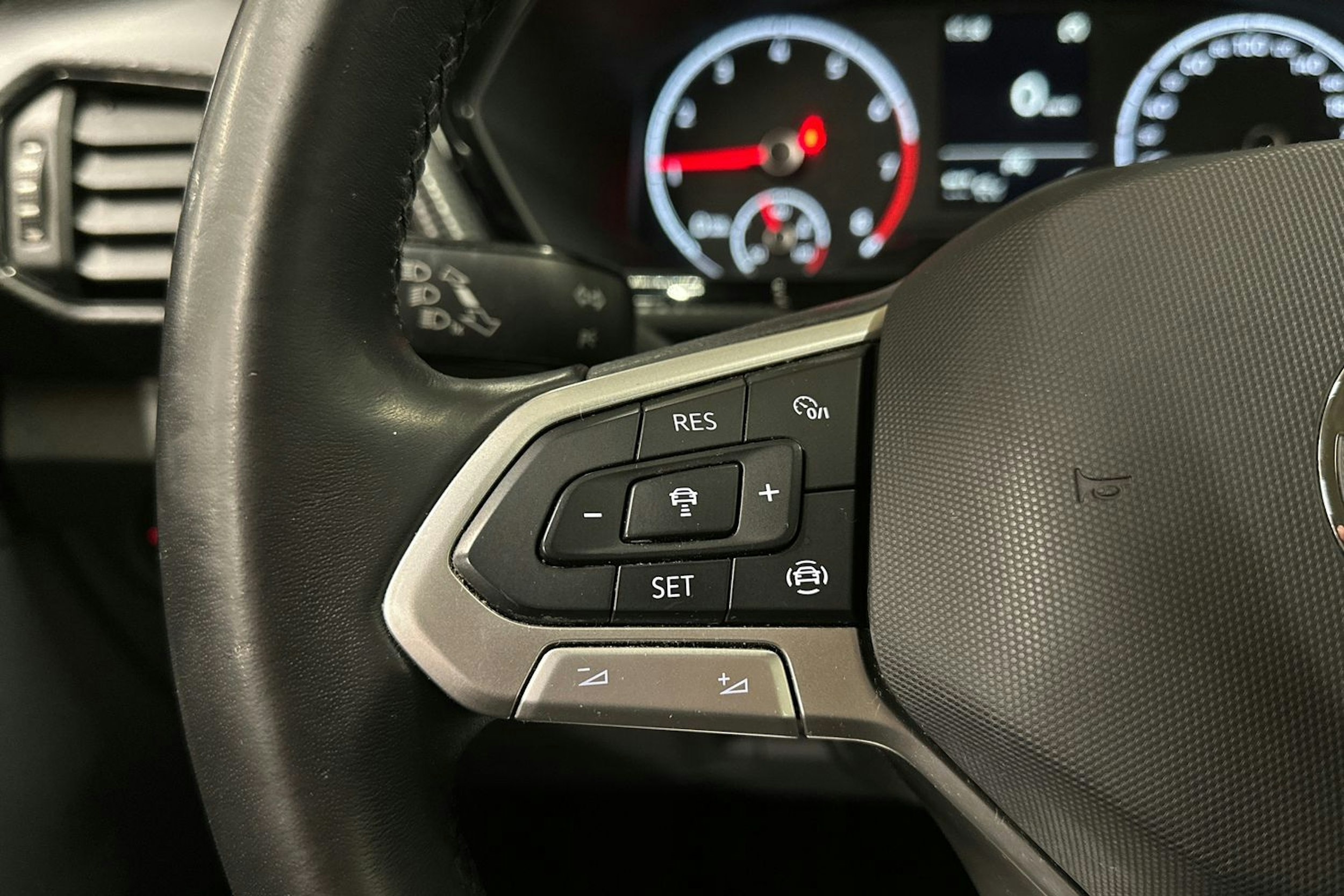 Valkoinen Volkswagen T-Cross 2021 kuva 19.