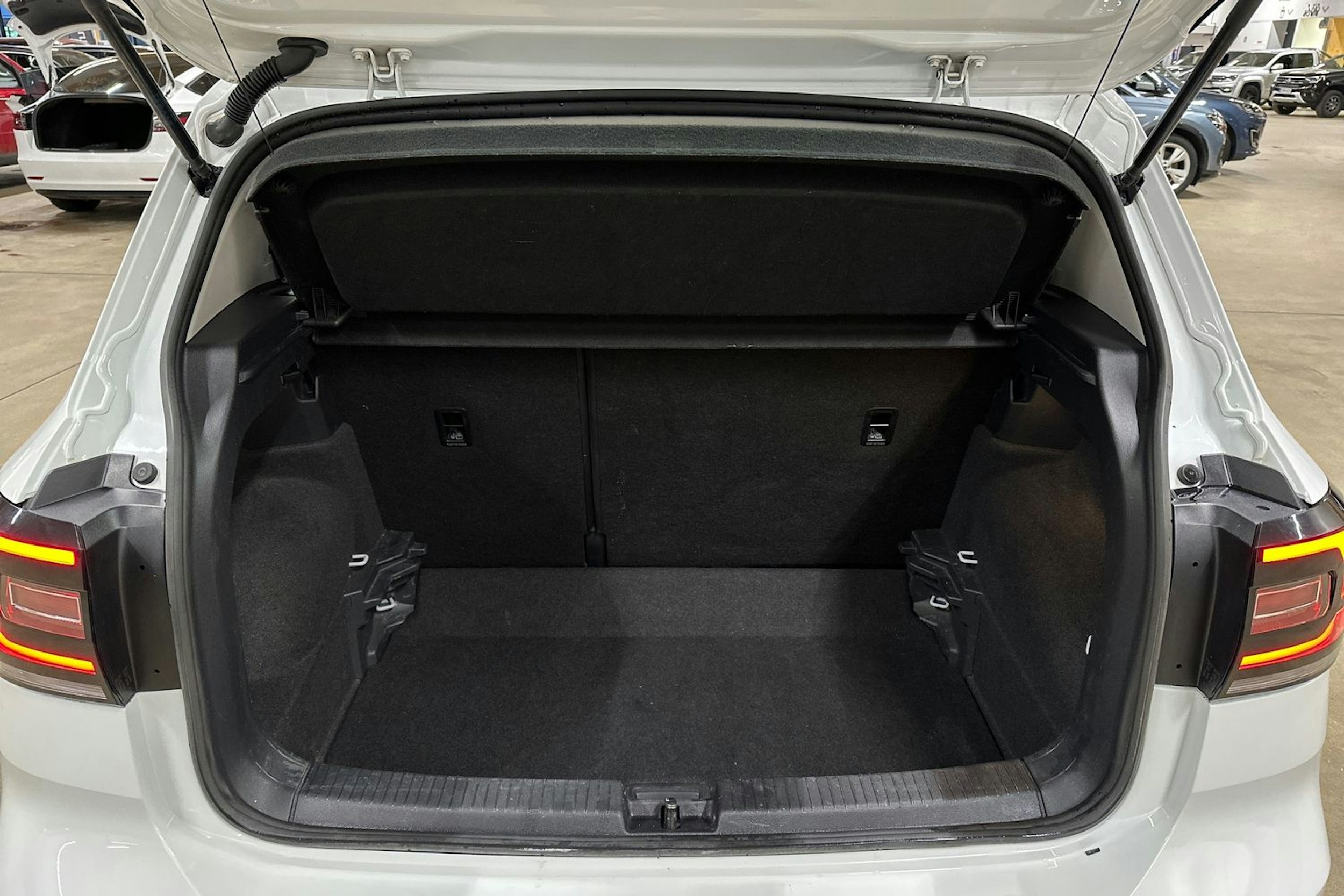 Valkoinen Volkswagen T-Cross 2021 kuva 23.