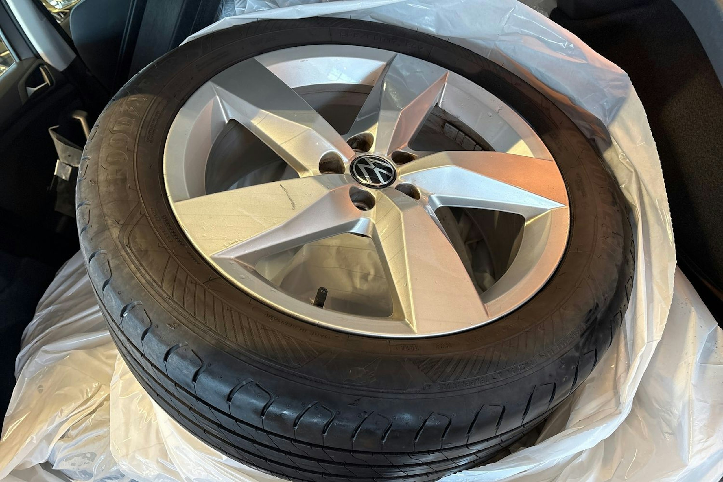 Harmaa Volkswagen T-Cross 2021 kuva 18.