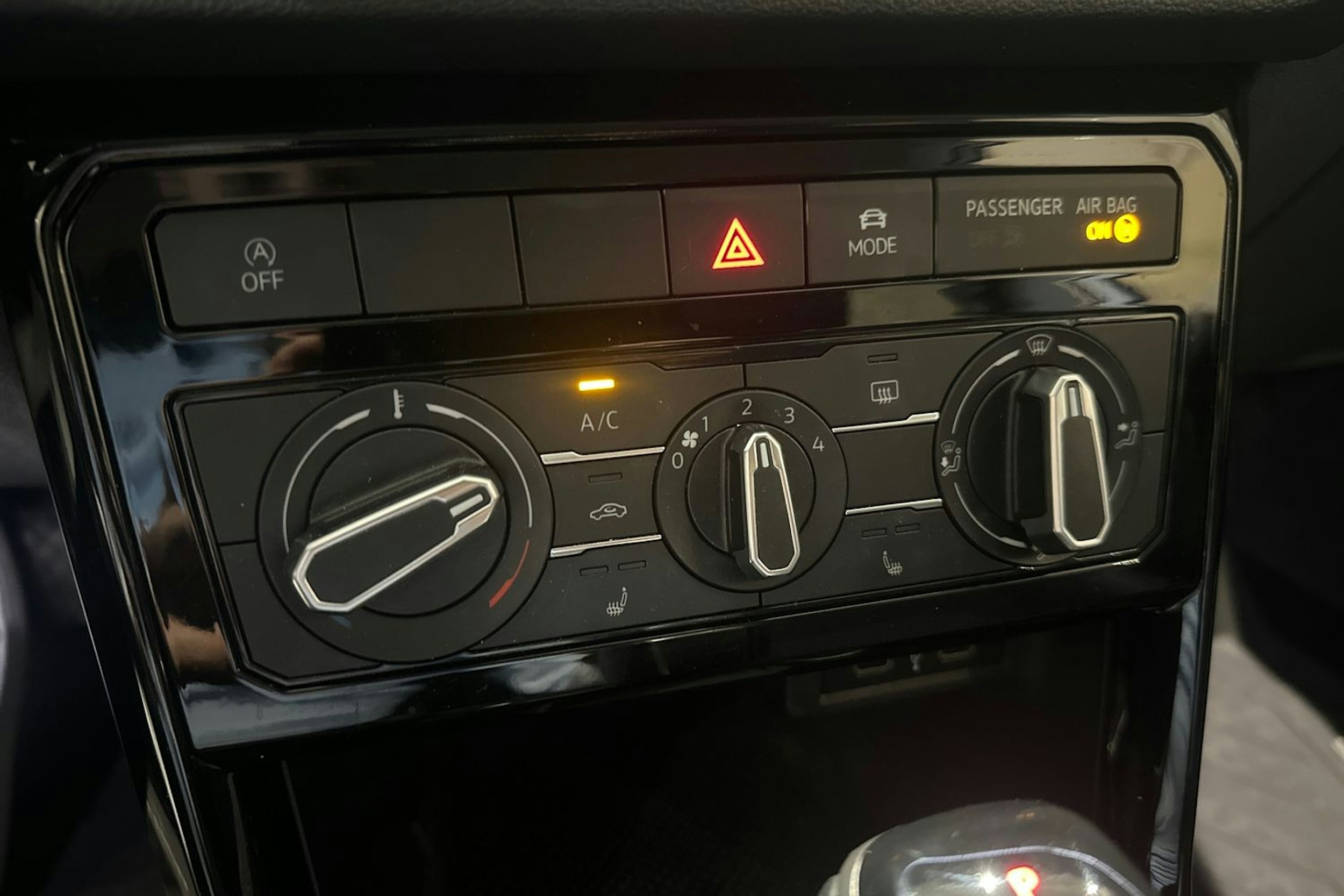 valkoinen Volkswagen T-Cross 2021 kuva 17.