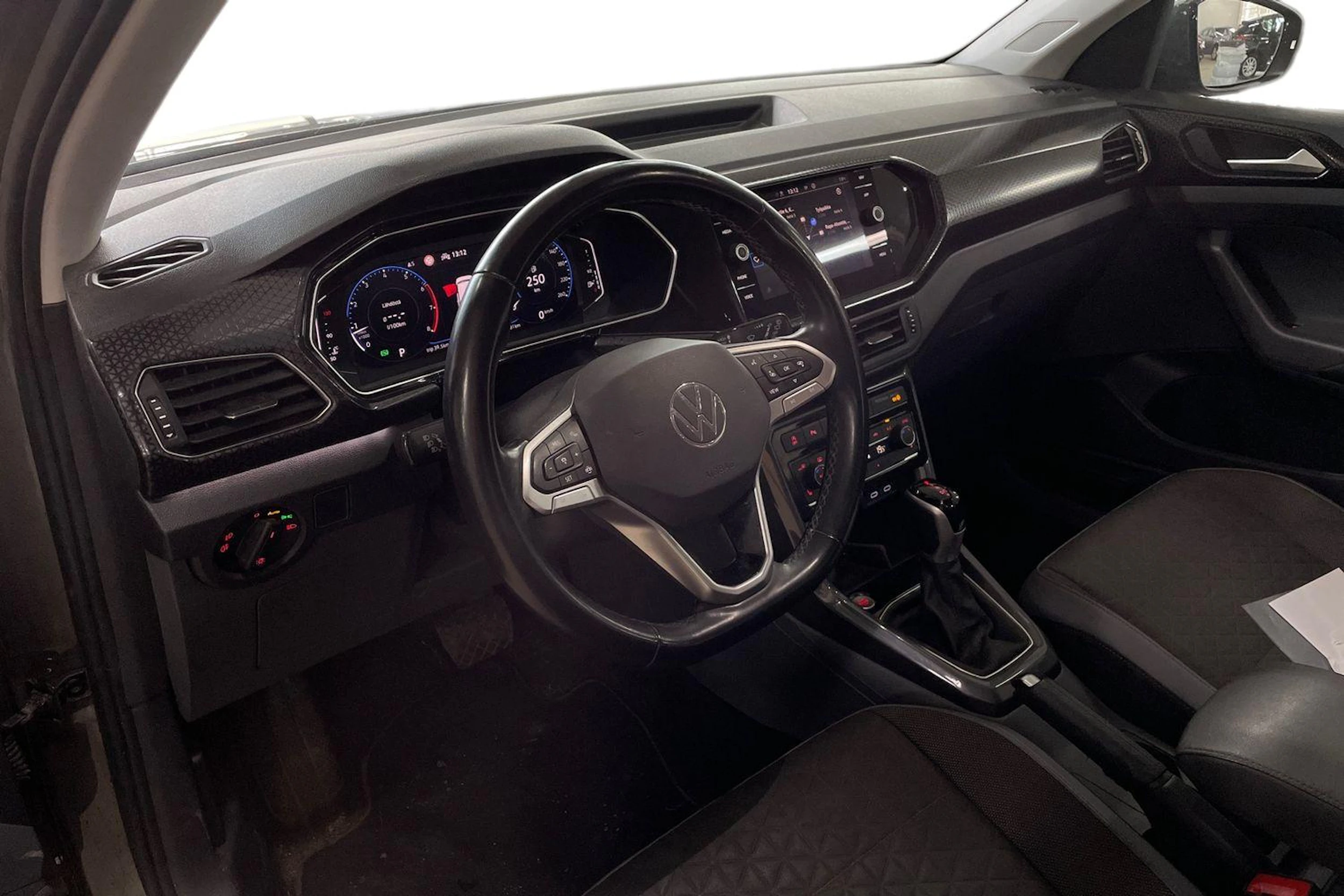 Harmaa Volkswagen T-Cross 2021 kuva 3.