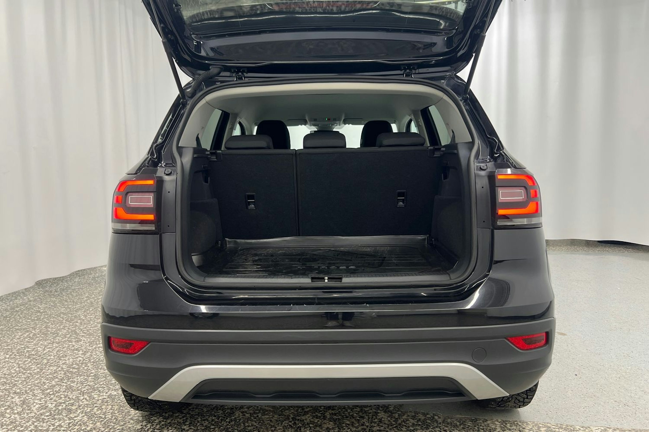 musta Volkswagen T-Cross 2021 kuva 29.