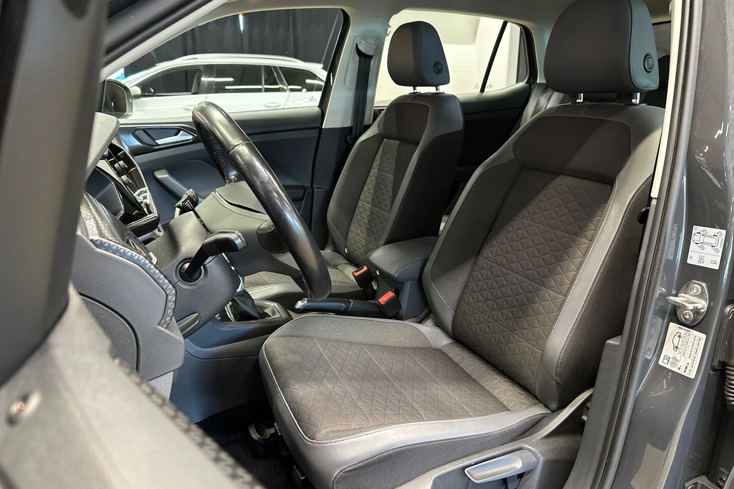 harmaa Volkswagen T-Cross 2021 kuva 12.