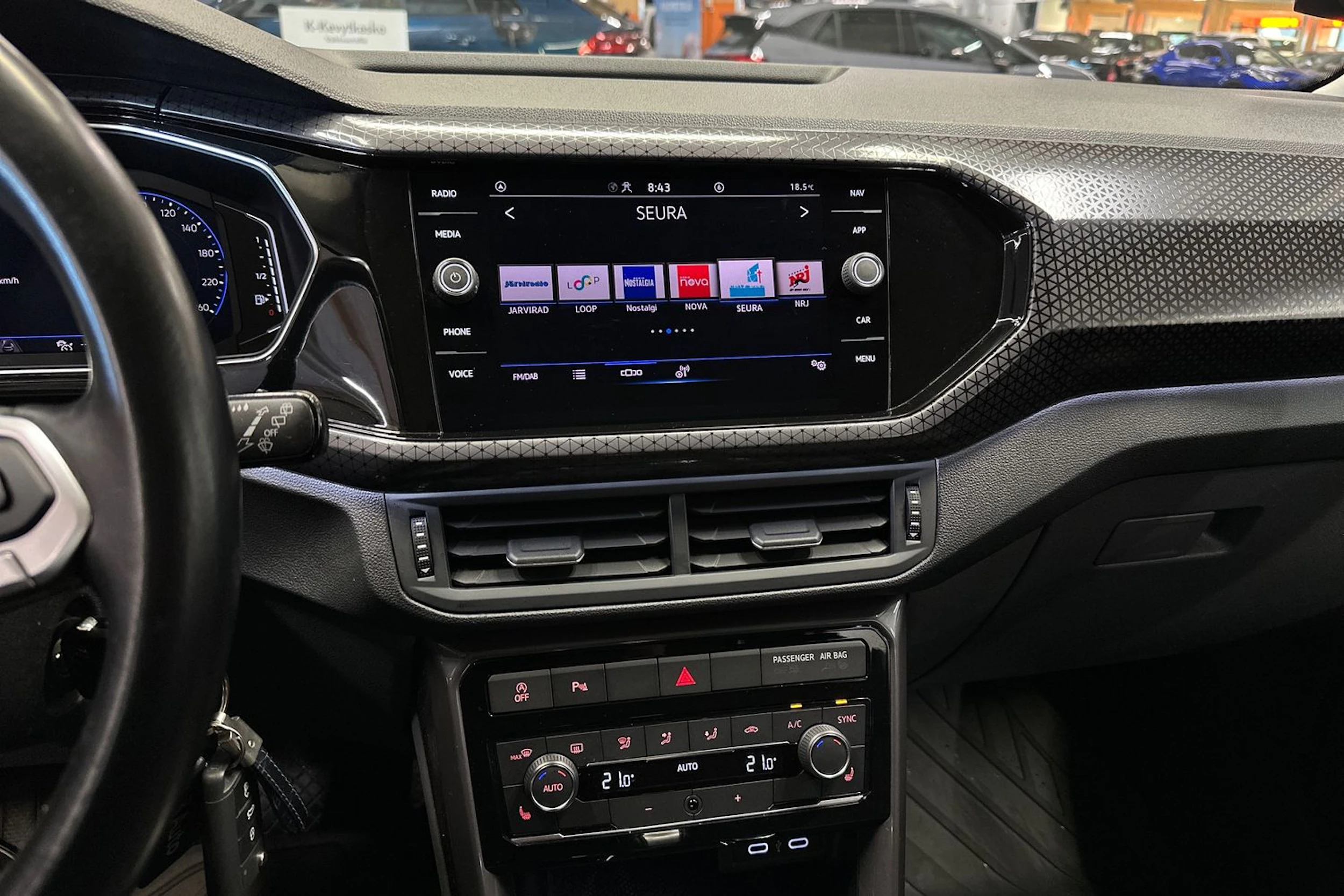 harmaa Volkswagen T-Cross 2021 kuva 17.