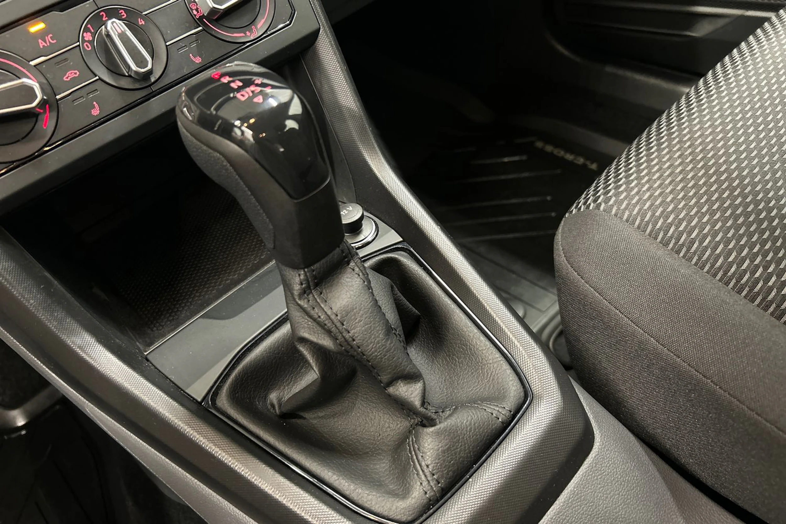 sininen Volkswagen T-Cross 2021 kuva 22.