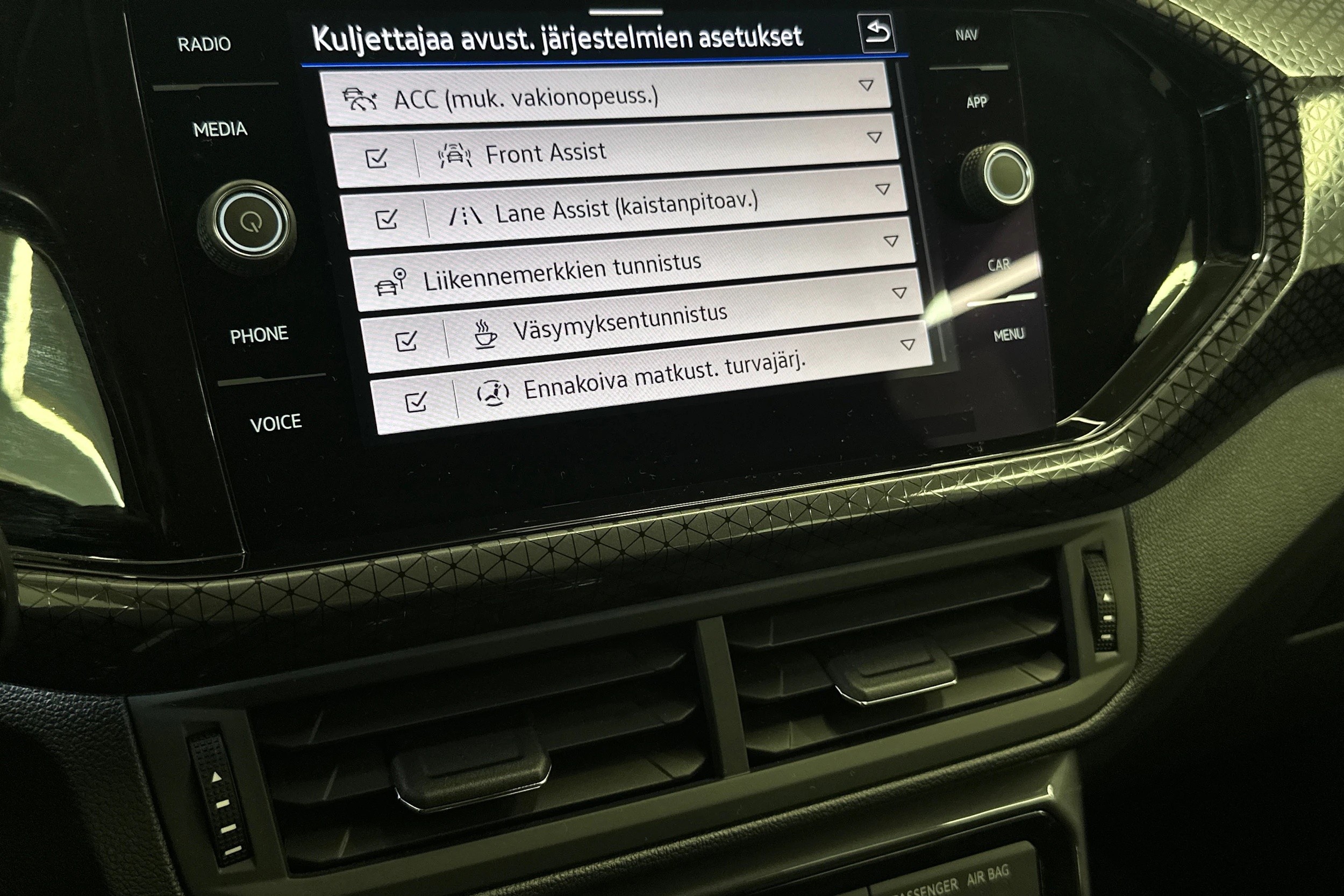 Sininen Volkswagen T-Cross 2022 kuva 18.