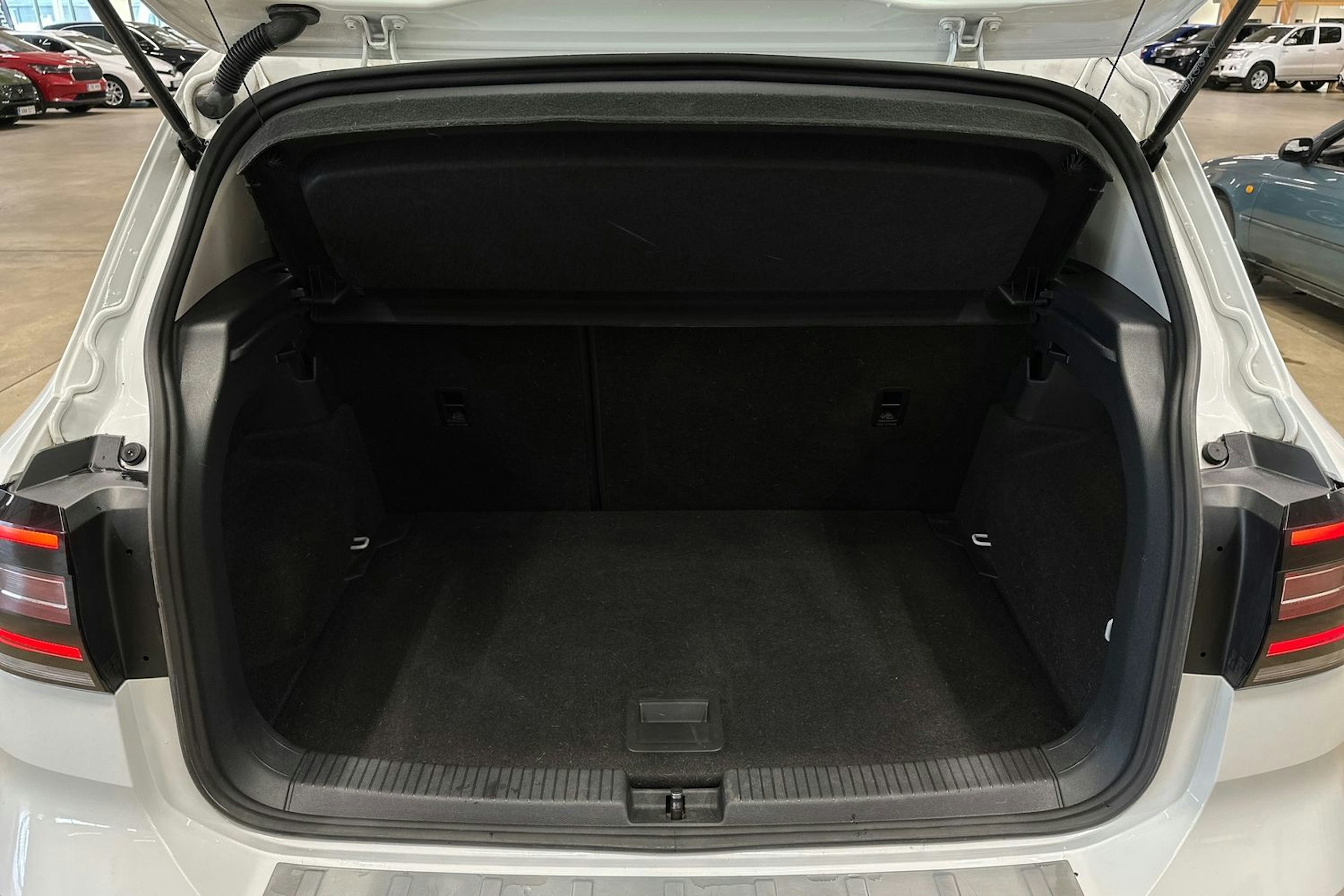 valkoinen Volkswagen T-Cross 2022 kuva 28.