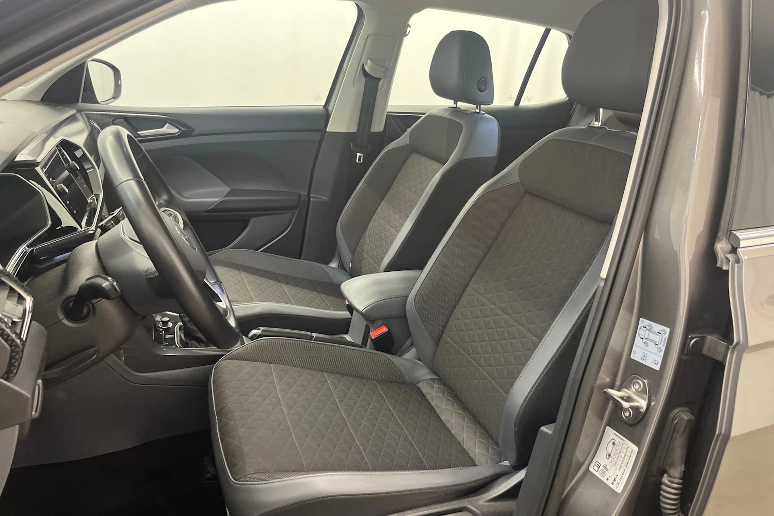 Harmaa Volkswagen T-Cross 2021 kuva 12.