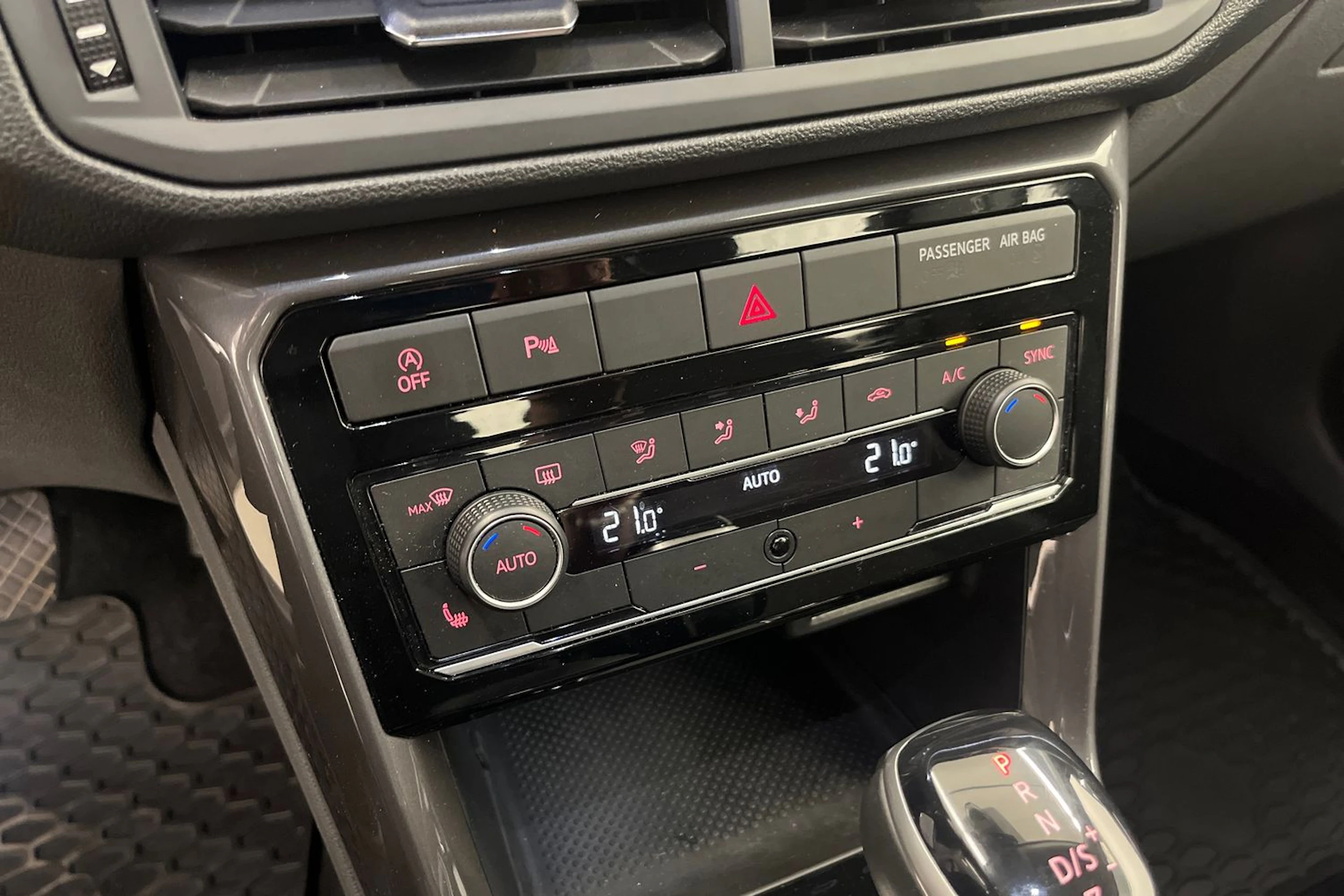 Harmaa Volkswagen T-Cross 2021 kuva 17.
