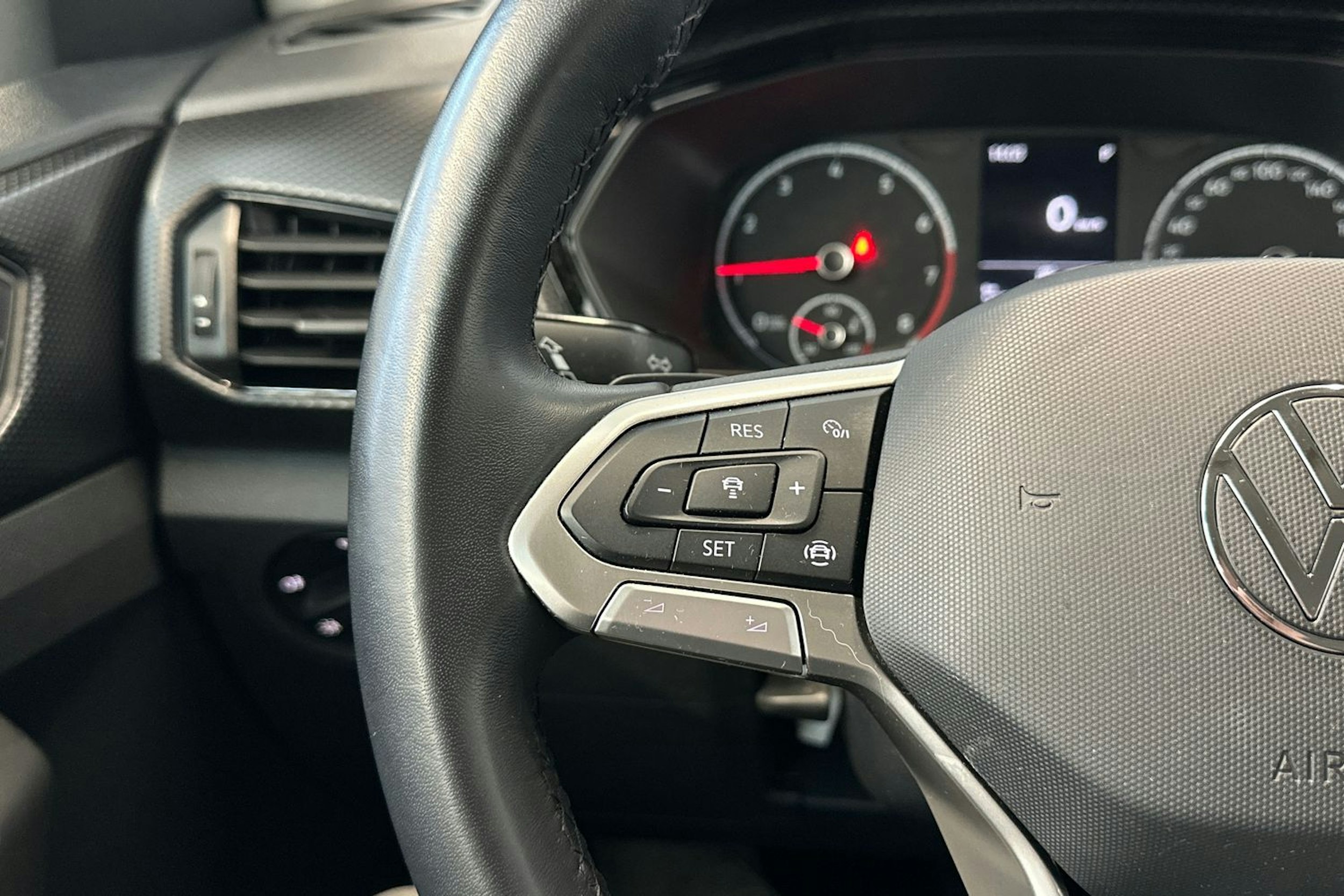 harmaa Volkswagen T-Cross 2022 kuva 16.