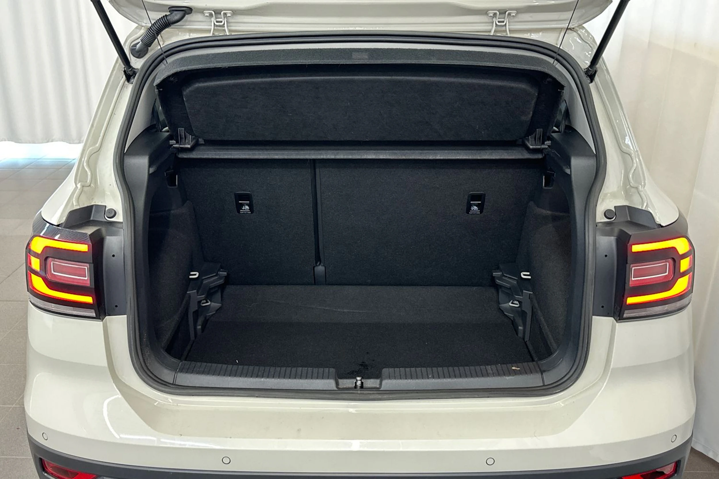 harmaa Volkswagen T-Cross 2022 kuva 13.