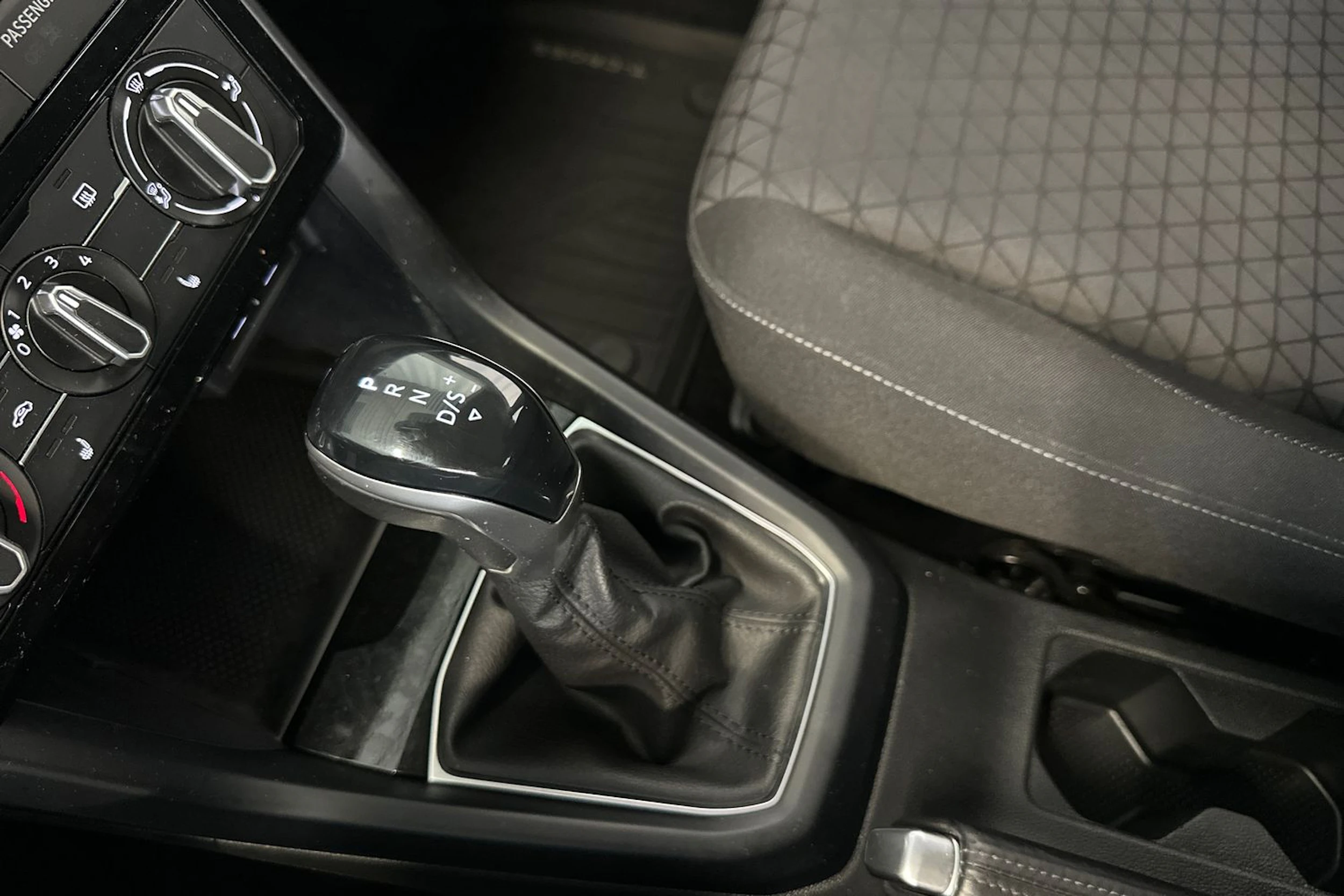 harmaa Volkswagen T-Cross 2022 kuva 19.