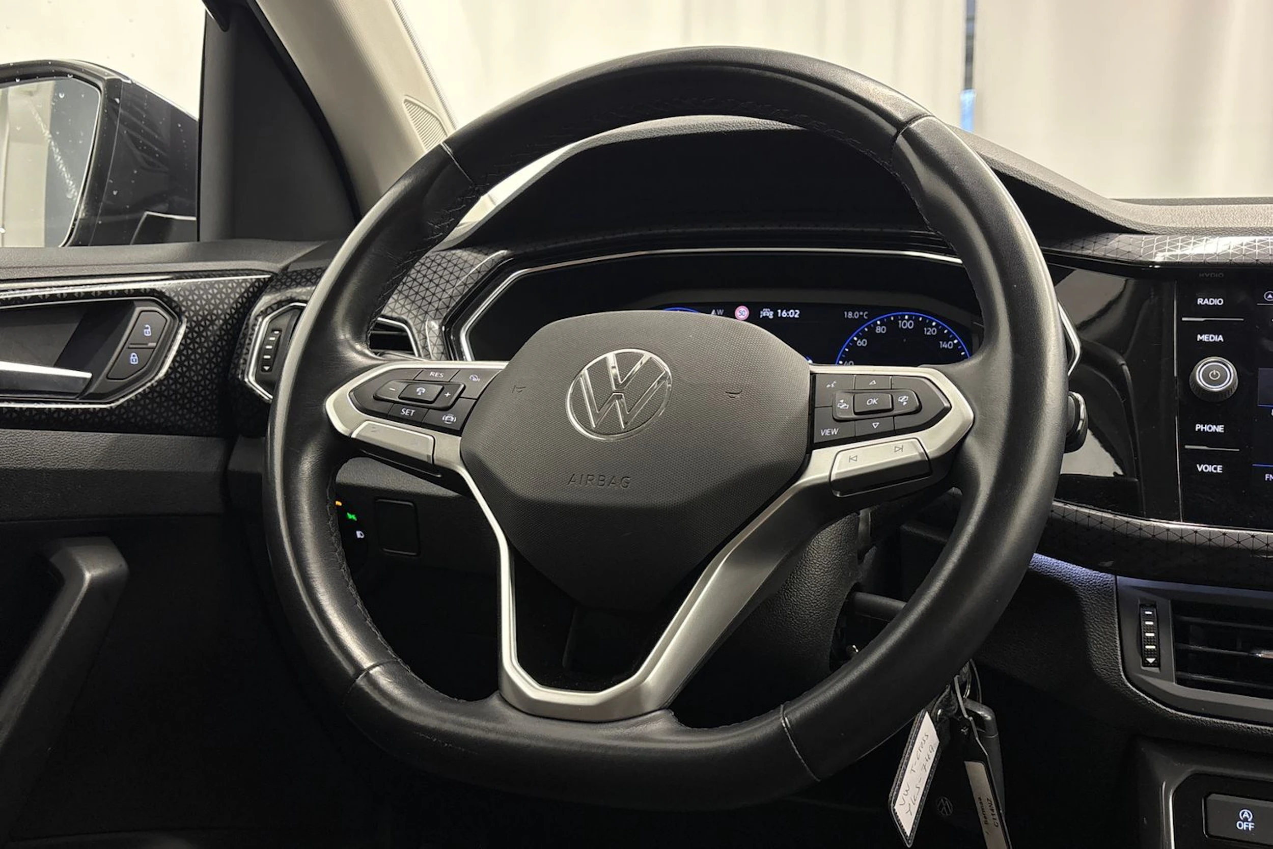 harmaa Volkswagen T-Cross 2022 kuva 12.