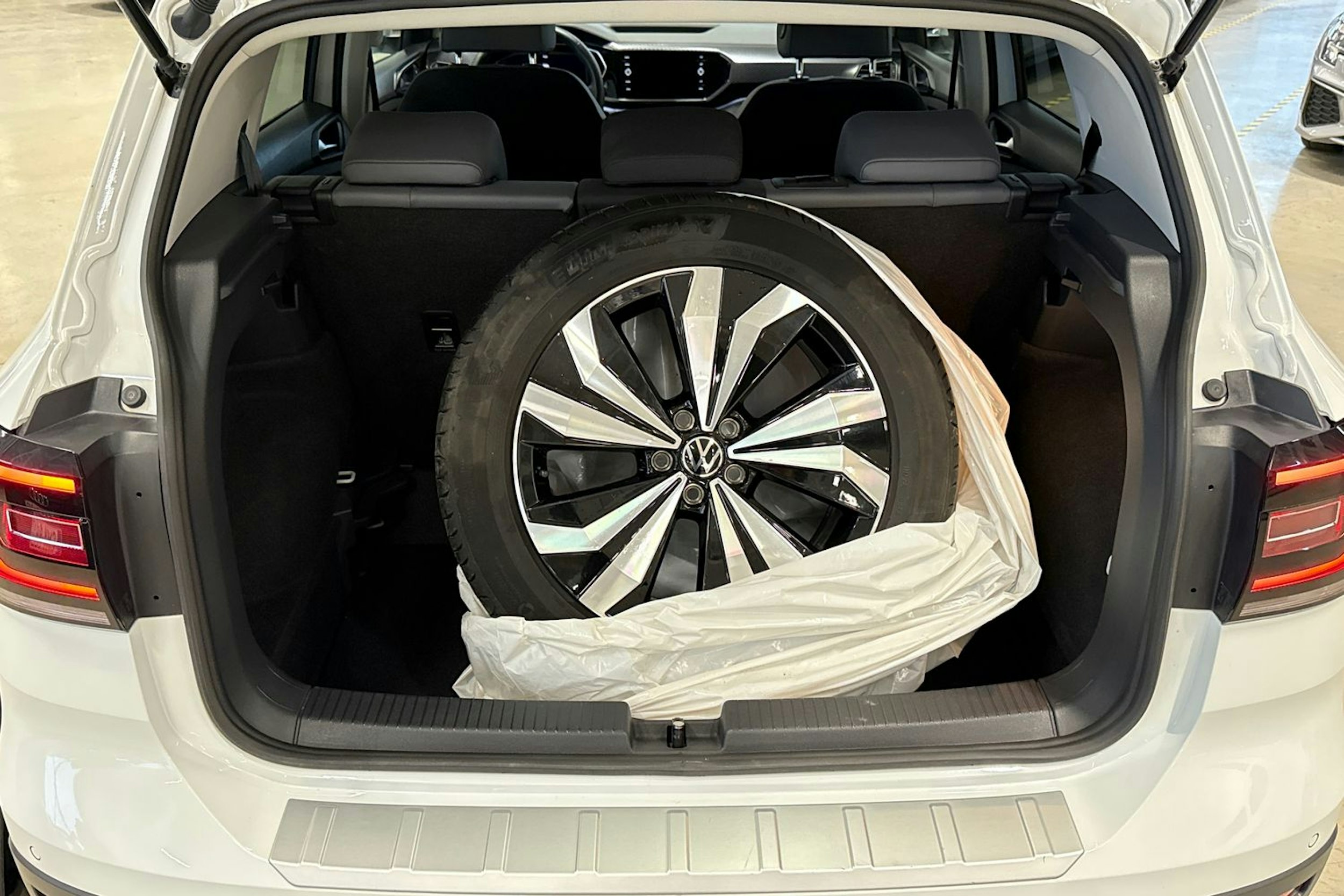 valkoinen Volkswagen T-Cross 2022 kuva 14.