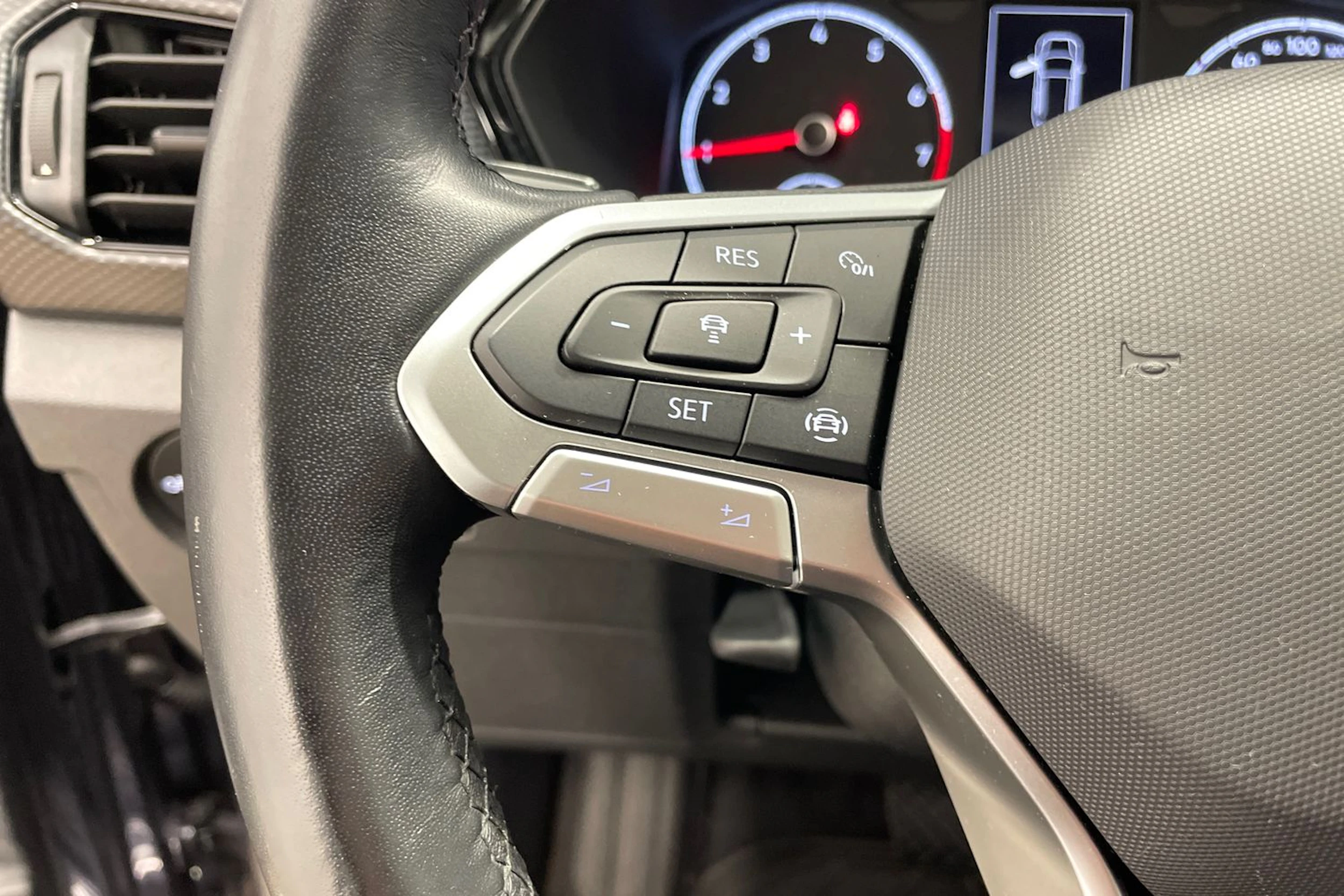 Harmaa Volkswagen T-Cross 2022 kuva 13.