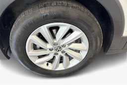 harmaa Volkswagen T-Cross 2023 kuva 9.