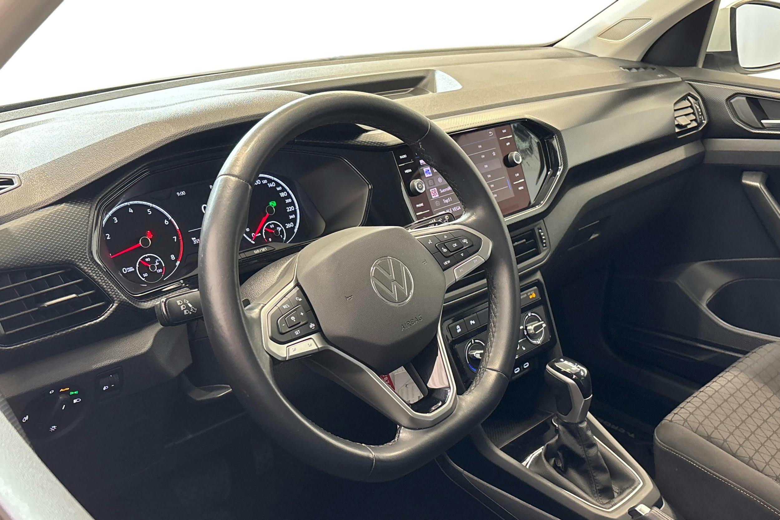 valkoinen Volkswagen T-Cross 2023 kuva 7.