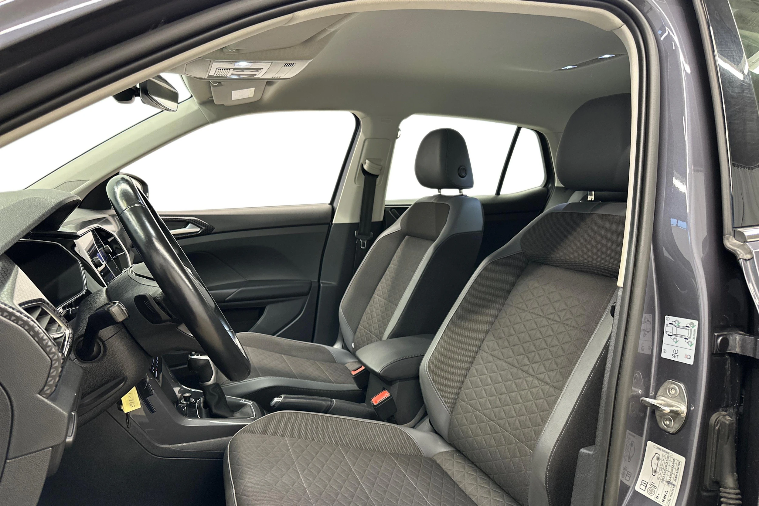 harmaa Volkswagen T-Cross 2023 kuva 6.