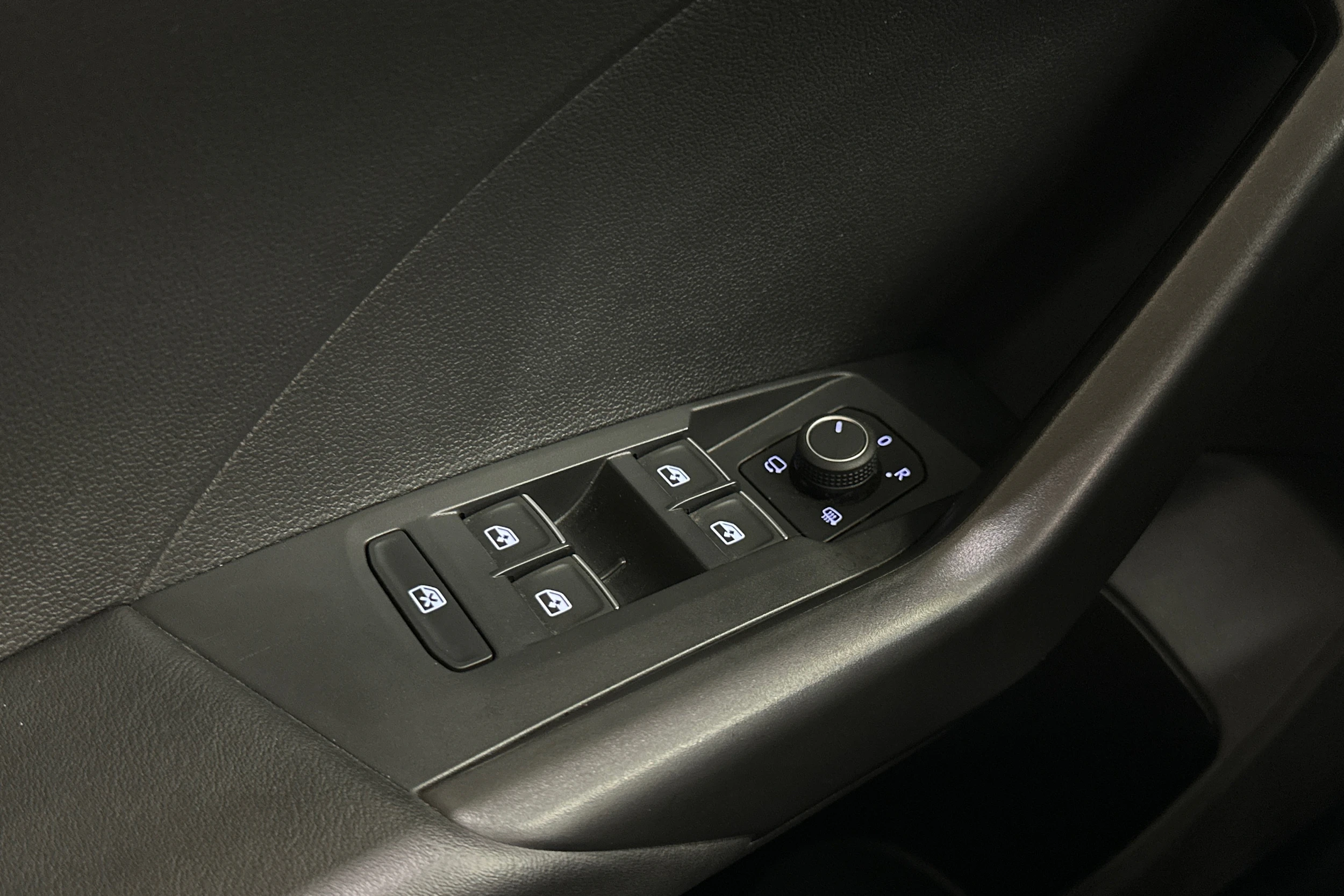 harmaa Volkswagen T-Cross 2023 kuva 22.