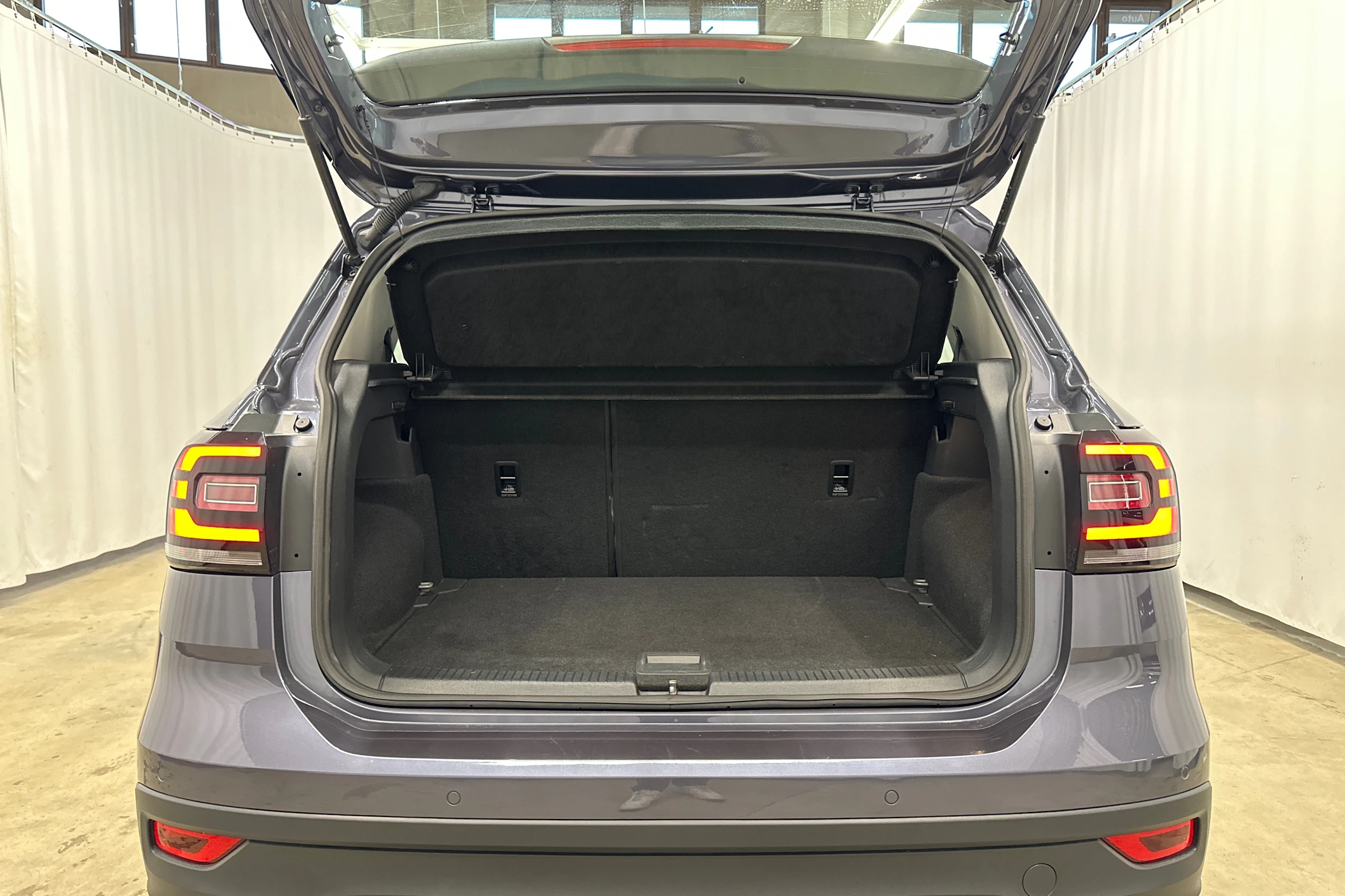harmaa Volkswagen T-Cross 2023 kuva 23.