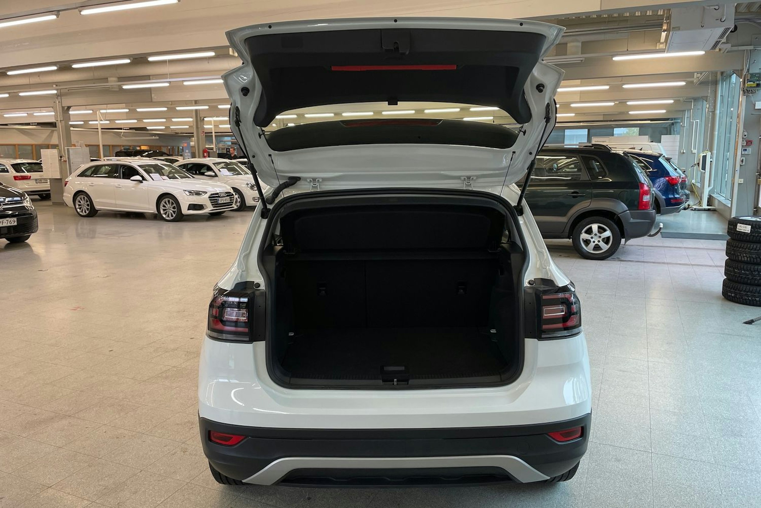 valkoinen Volkswagen T-Cross 2023 kuva 17.