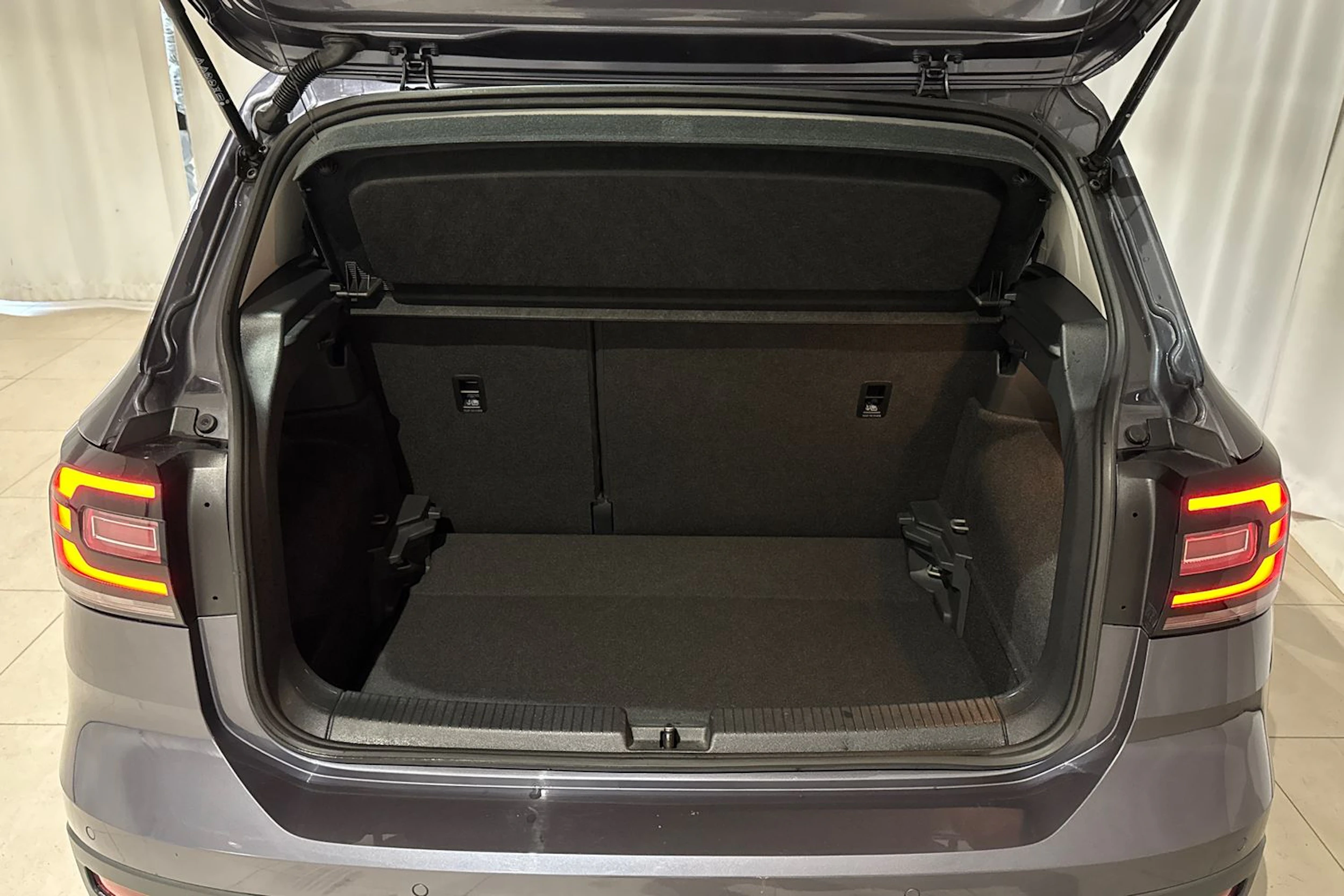 harmaa Volkswagen T-Cross 2023 kuva 11.