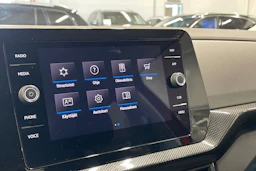 Punainen Volkswagen T-Cross 2024 kuva 20.