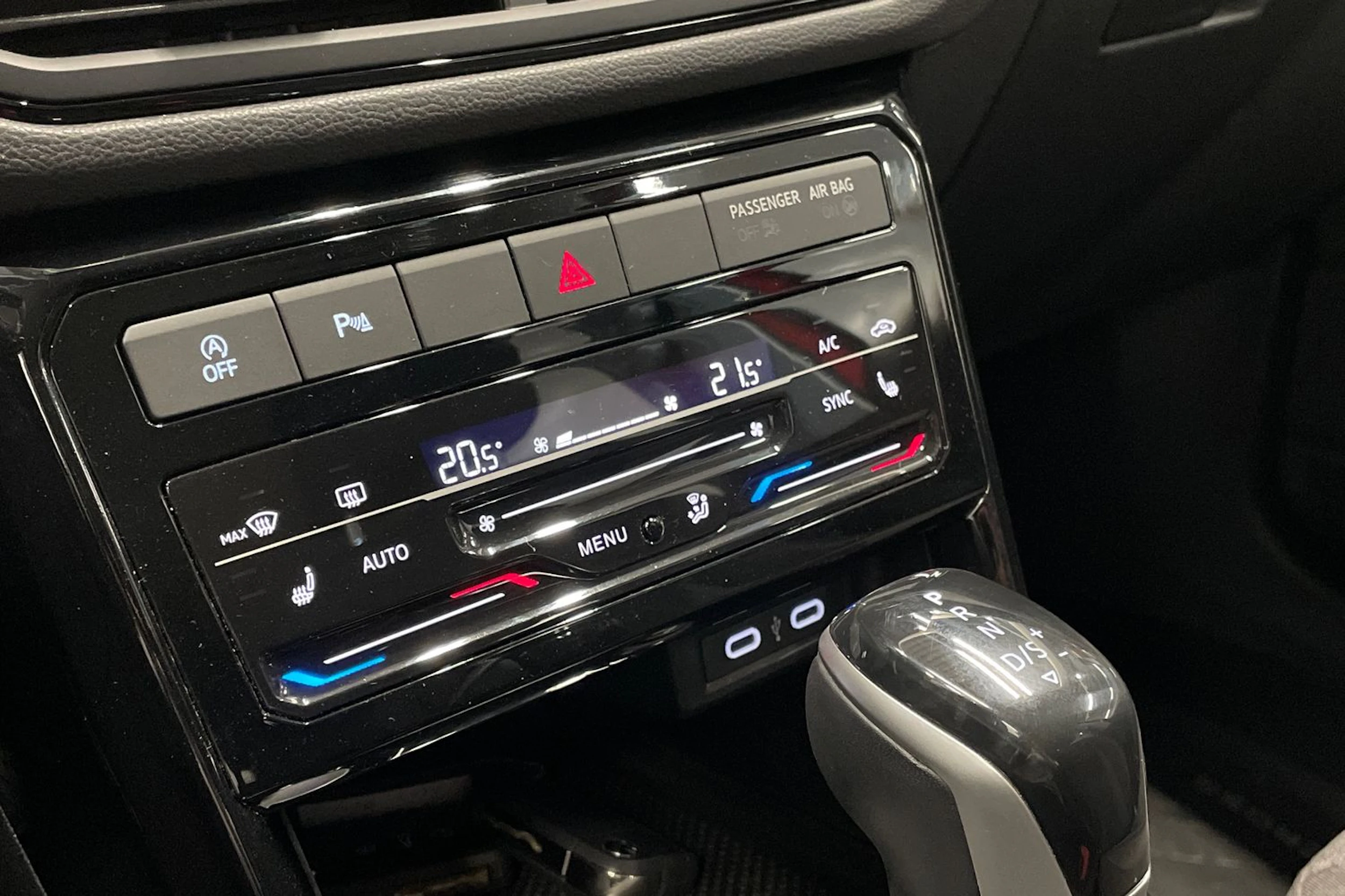 Punainen Volkswagen T-Cross 2024 kuva 21.