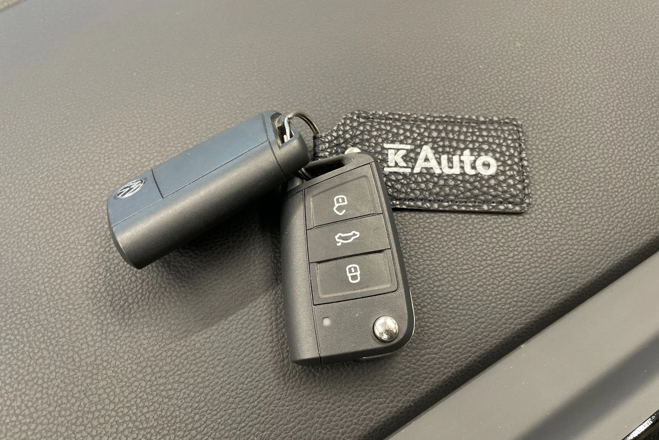 Punainen Volkswagen T-Cross 2024 kuva 22.