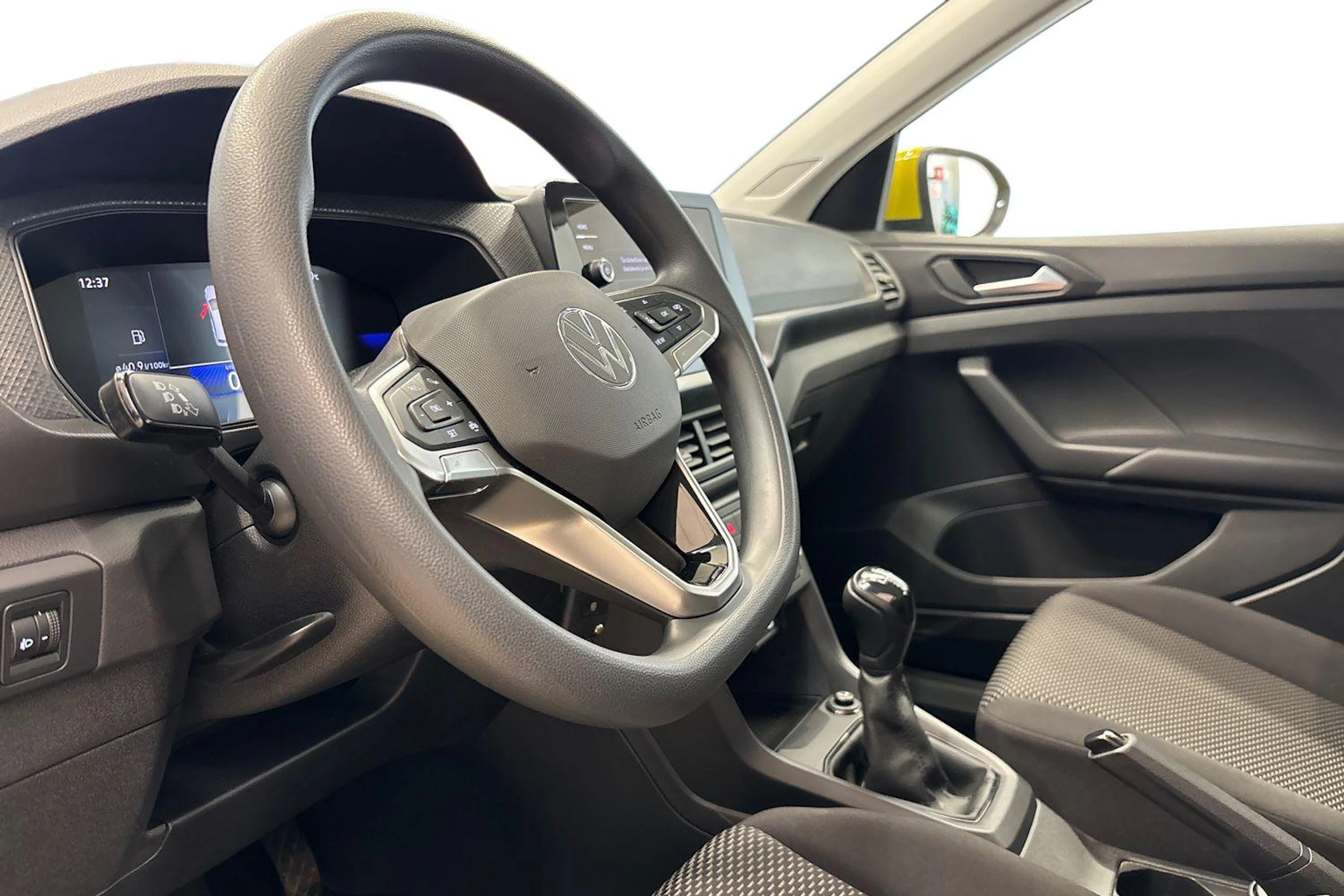keltainen Volkswagen T-Cross 2024 kuva 8.