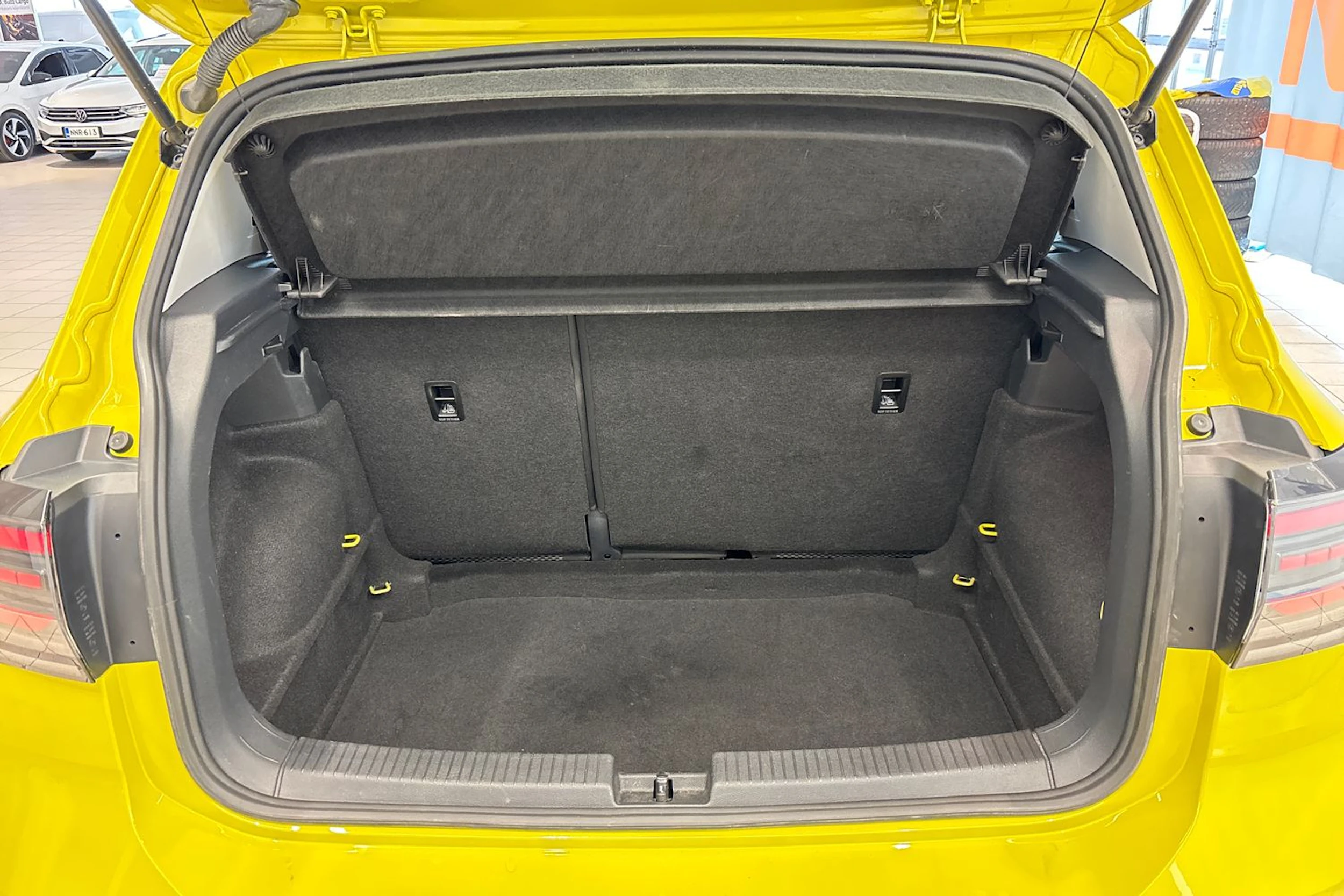 keltainen Volkswagen T-Cross 2024 kuva 17.