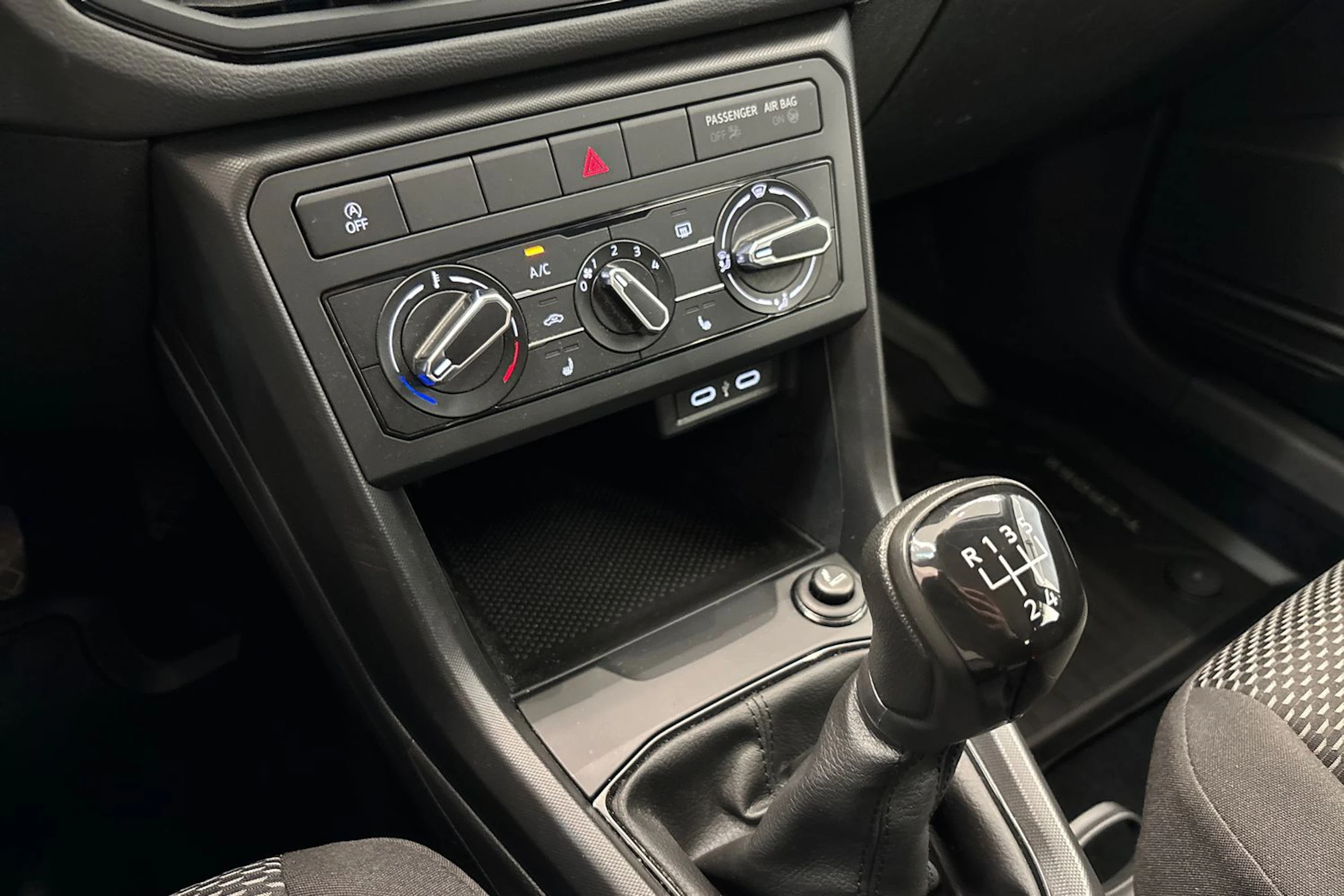 keltainen Volkswagen T-Cross 2024 kuva 24.